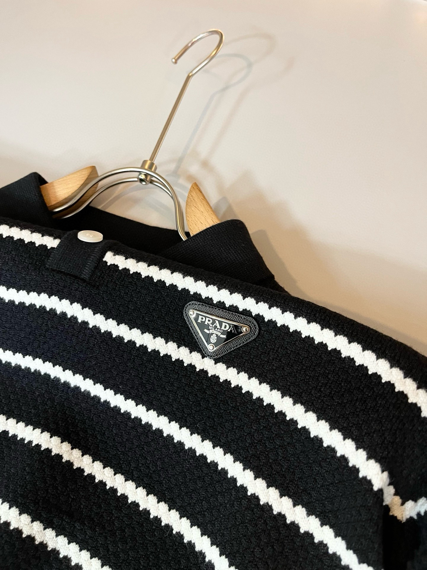 PRAD*A普*达2025秋冬新款男士针织羊毛衫，最新款全网独家首上！！~既经典有时尚百搭，谁不爱啊，将