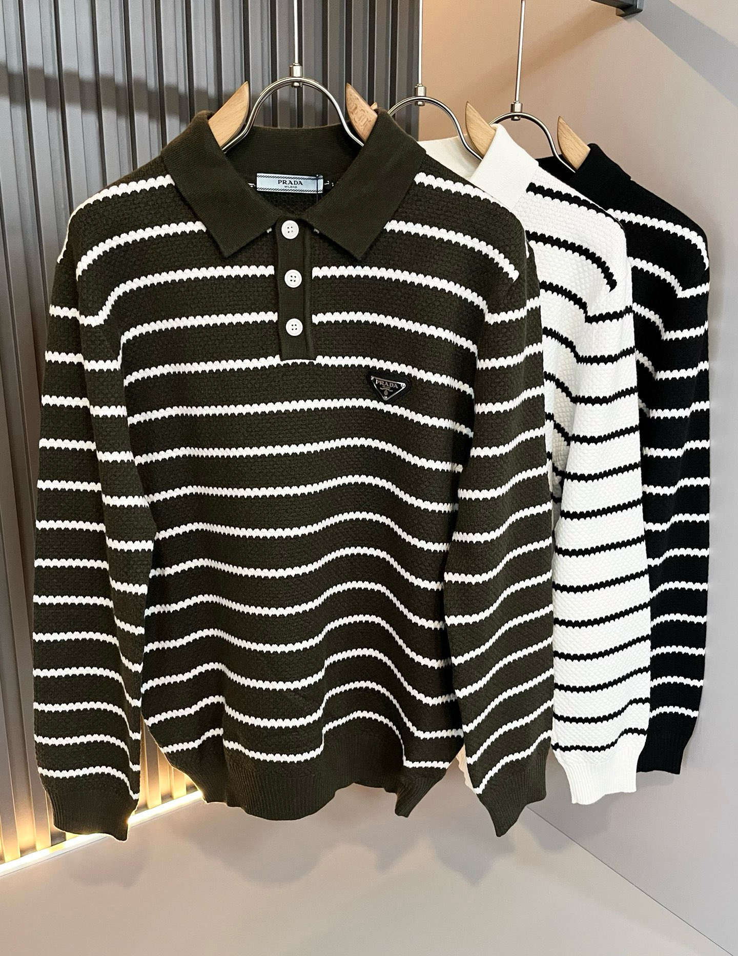 NO:629065,PRAD*A's 2025 new autumn and winter men's knitted woolen sweaters, the latest model is exclusively available on the entire network!  !  ~It is both classic and fashionable, who doesn’t love it? It shows the classic again, it is very eye-catching, and it has a low-luxury aura and recognition!  Pr*da's traditional brand concept and modern advanced technology are perfectly combined. Coupled with an extremely modern and simple design, Pr*da's exclusive three-dimensional triangle logo hardware design!  Customized 100% imported wool fabric!  The texture of this model is quite impressive. You can tell the specifications and grades at your fingertips. The level of finesse and breathability are top-notch!  Size M-4XL,,prada,alexander wang19860909PRAD*A普*达2025秋冬新款男士针织羊毛衫,最新款全网独家首上！！~既经典有时尚百搭,谁不爱啊,将经典再次展现,非常的耐看,自带低奢光环与辨识度！Pr*da传统的品牌理念和现代化的先进技术进行了完美结合.加上极其现代摩登风范的简约设计,p家专属立体三角标识五金设计！定制百分百进口羊毛面料！此款的质感相当感人 触手便知规格档次 细腻程度与透气效果堪称顶级！尺码M-4XL,,prada,alexander wang,Men's clothing