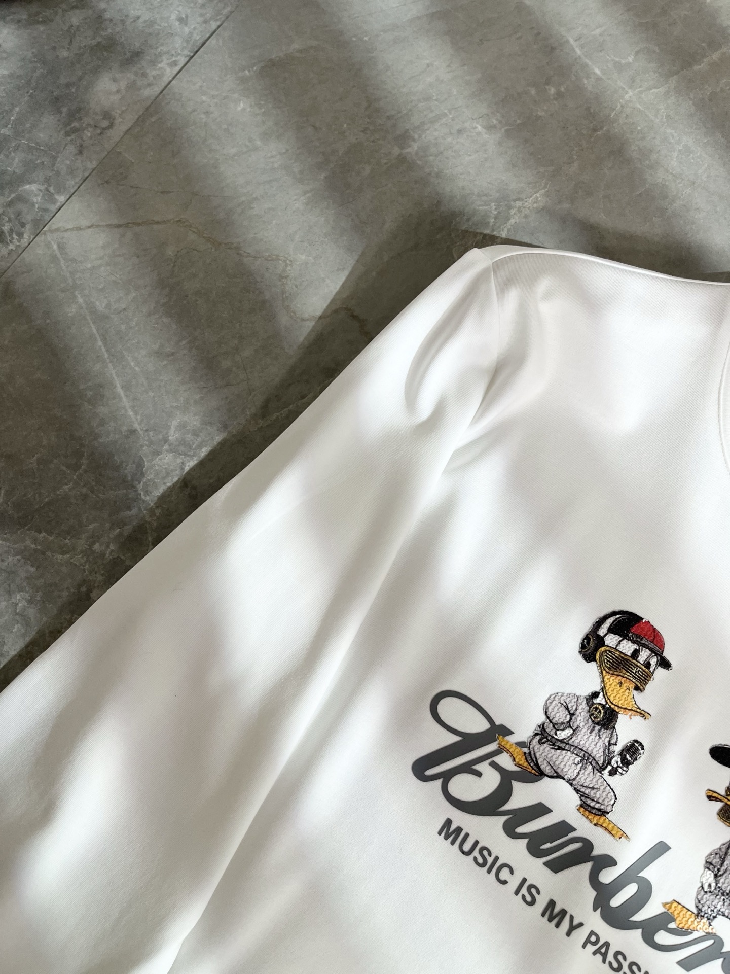 Bur*erry 巴*莉 2025秋冬新款男士长袖打底，品牌最新设计元素！既不单调也不复杂,恰到好处的展