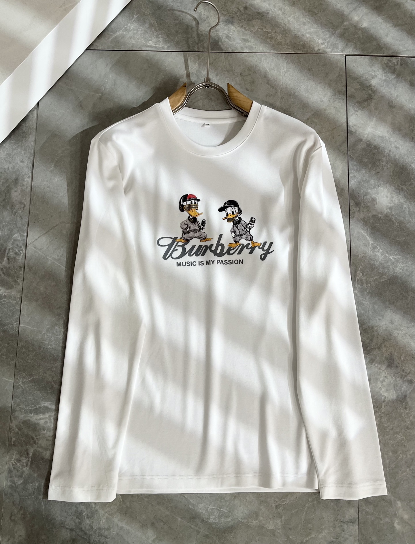 Bur*erry 巴*莉 2025秋冬新款男士长袖打底，品牌最新设计元素！既不单调也不复杂,恰到好处的展