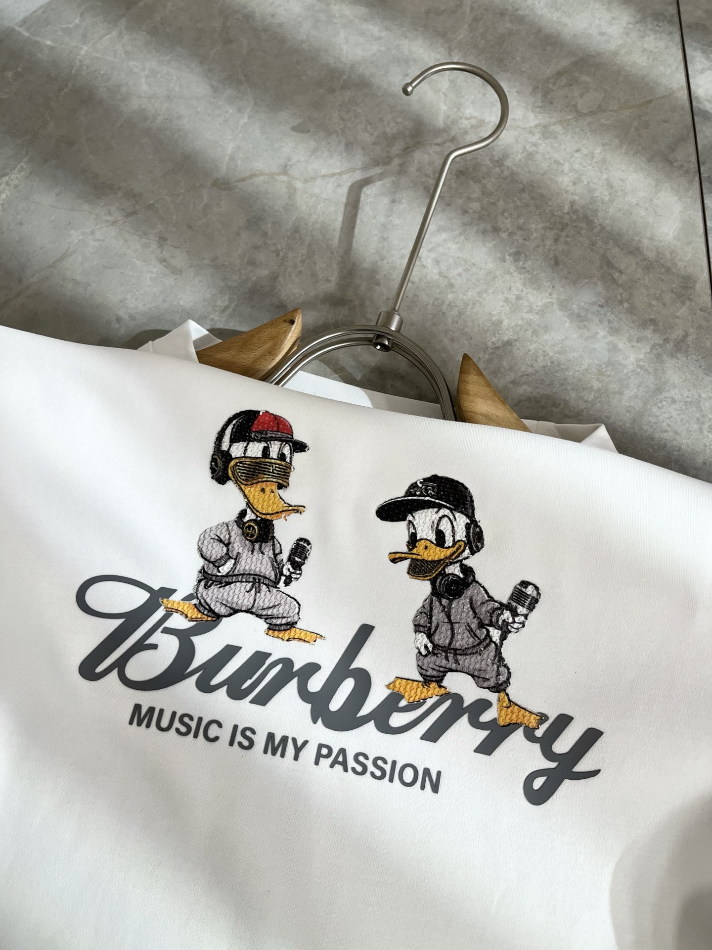 Bur*erry 巴*莉 2025秋冬新款男士长袖打底，品牌最新设计元素！既不单调也不复杂,恰到好处的展