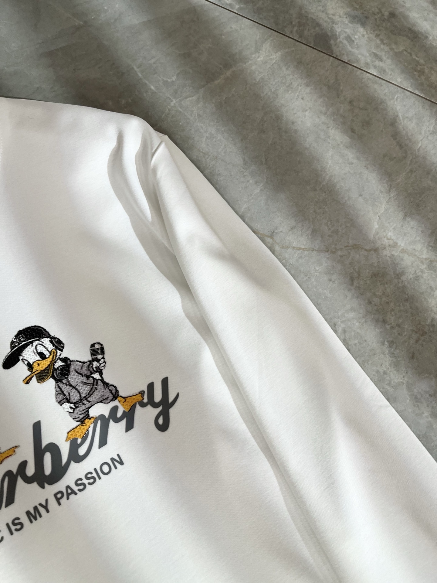 Bur*erry 巴*莉 2025秋冬新款男士长袖打底，品牌最新设计元素！既不单调也不复杂,恰到好处的展