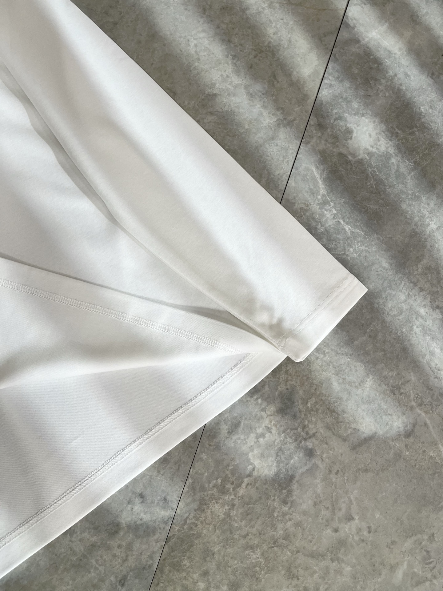 Bur*erry 巴*莉 2025秋冬新款男士长袖打底，品牌最新设计元素！既不单调也不复杂,恰到好处的展