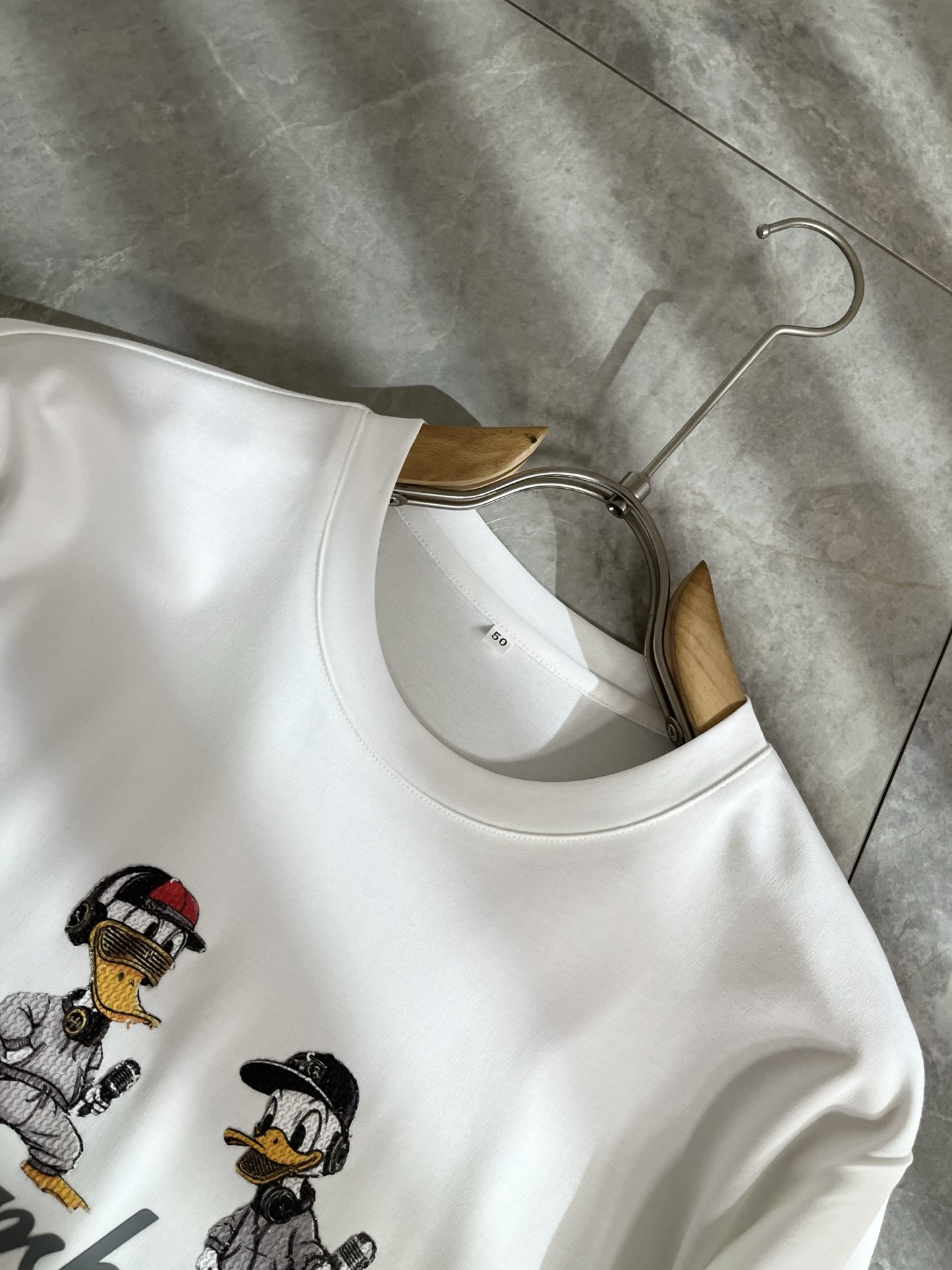 Bur*erry 巴*莉 2025秋冬新款男士长袖打底，品牌最新设计元素！既不单调也不复杂,恰到好处的展