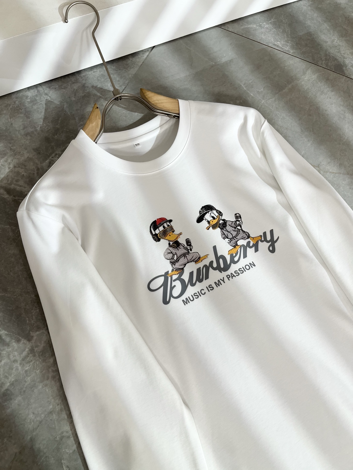 Bur*erry 巴*莉 2025秋冬新款男士长袖打底，品牌最新设计元素！既不单调也不复杂,恰到好处的展