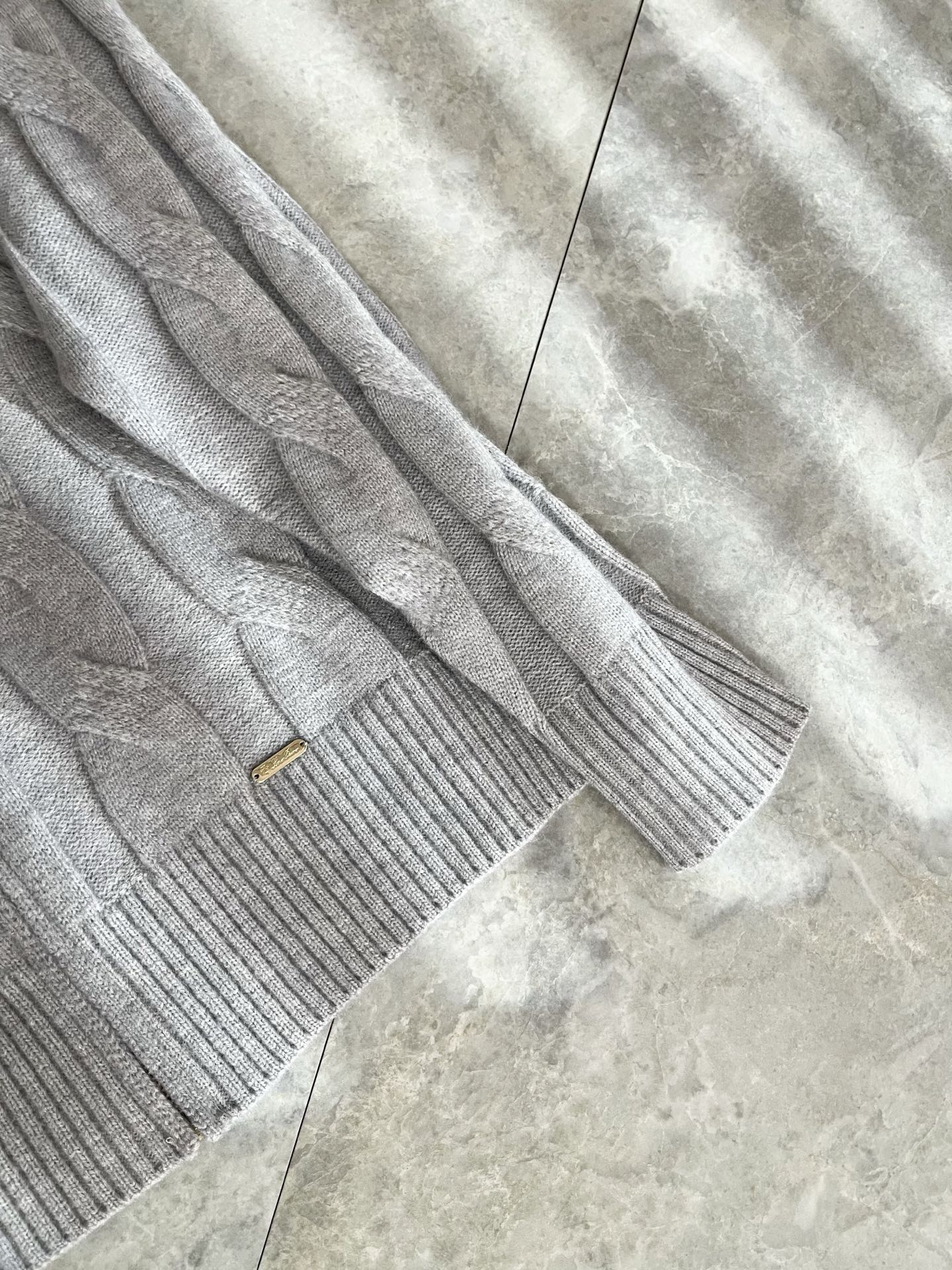 Loro Piana诺悠翩雅 2025秋冬男士最新的贸易订单针织羊毛开衫，全品相！！上身舒适透气，不僵硬