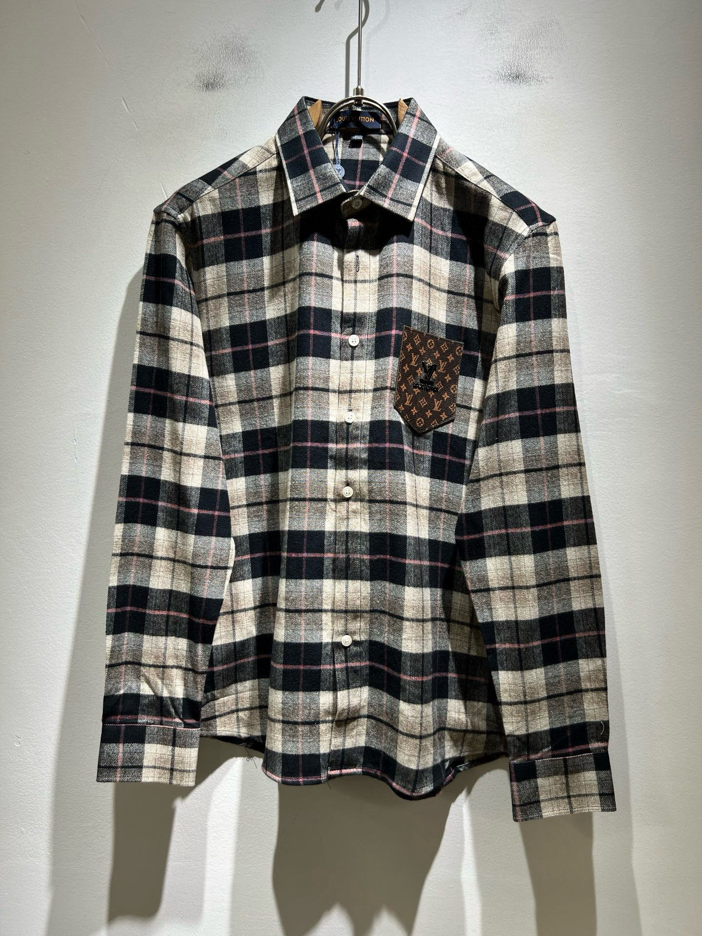 NO:629090,Louis Vuit*on 2025 autumn and winter new light luxury unisex shirts, the new high-end of the Louis family, the details and quality are always so flawless, customized original poplin cotton fabric!  Leather design with letter logo pattern on the chest!  You can’t be considered a fashionista if you haven’t bought a few pieces of Louis this spring. It interprets Louis’ iconic elements and is something that everyone loves. It is super soft and tough, and has excellent breathability. It comes from world-class trade-level OEM channels, and the quantity is extremely rare and sold out. Clean and neat. This is the Louis family’s specialty and the latest craftsmanship of this season. The level of detail has reached the top, and the loose three-dimensional tailoring design is a must-have. It is a fusion of luxury and fashion!  Size M-4XL,,louis vuitton,louis vuitton,alexander wang19860909Louis Vuit*on 路易*登 2025秋冬新款轻奢男女同款衬衣,路易家族的新高端,细节品质永远的那么完美无瑕,定制原版府绸棉面料！胸前字母logo图案皮革设计！今年春季节没有入手几件路易你算不上时尚达人.诠释路易的标志性元素,实属人见人爱的东西.超级柔软且具有韧性,透气感也是绝佳.来自世界级贸易级别的代工厂渠道,数量极其稀少售完无补.干净俐落.这是路易家族的看家绝活也是本季度的最新工艺.细致化程度已经达到顶端了,宽松立体剪裁的版型设计堪称一绝.属于奢华与时尚的融合！尺码M-4XL,,louis vuitton,louis vuitton,alexander wang,Men's clothing