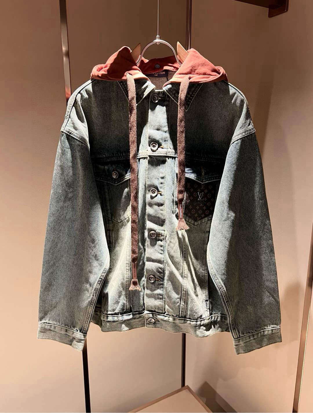 NO:629026,Louis Vuit*on 2025 autumn and winter new light luxury unisex denim jacket, the new high-end of the Louis family, the details and quality are always so flawless, and the heavy-duty wash design!  Creative design of leather logo pattern on the chest!  You can’t be considered a fashionista if you haven’t bought a few pieces of Louis this spring. It interprets Louis’ iconic elements and is something that everyone loves. It is super soft and tough, and has excellent breathability. It comes from world-class trade-level OEM channels, and the quantity is extremely rare and sold out. Clean and neat. This is the Louis family’s specialty and the latest craftsmanship of this season. The level of detail has reached the top, and the loose three-dimensional tailoring design is a must-have. It is a fusion of luxury and fashion!  Size M-4XL,,louis vuitton,louis vuitton,jackets & coats,jackets & coats,alexander wang19860909Louis Vuit*on 路易*登 2025秋冬新款轻奢男女同款牛仔夹克外套,路易家族的新高端,细节品质永远的那么完美无瑕,重工洗水设计！胸前皮革logo图案创意设计！今年春季节没有入手几件路易你算不上时尚达人.诠释路易的标志性元素,实属人见人爱的东西.超级柔软且具有韧性,透气感也是绝佳.来自世界级贸易级别的代工厂渠道,数量极其稀少售完无补.干净俐落.这是路易家族的看家绝活也是本季度的最新工艺.细致化程度已经达到顶端了,宽松立体剪裁的版型设计堪称一绝.属于奢华与时尚的融合！尺码M-4XL,,louis vuitton,louis vuitton,jackets & coats,jackets & coats,alexander wang,Men's clothing