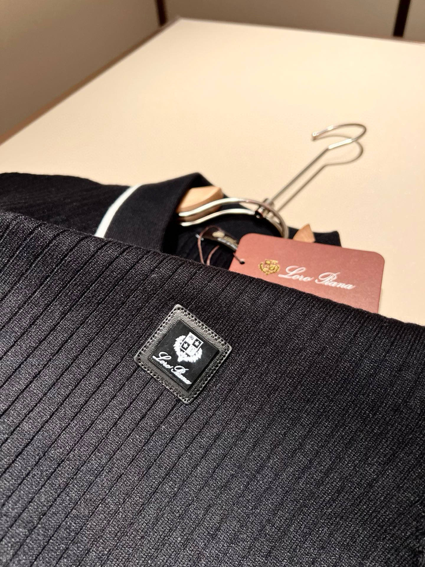 Loro Piana诺悠翩雅 2025秋冬男士最新的贸易订单针织羊毛衫，全品相！！上身舒适透气，不僵硬，