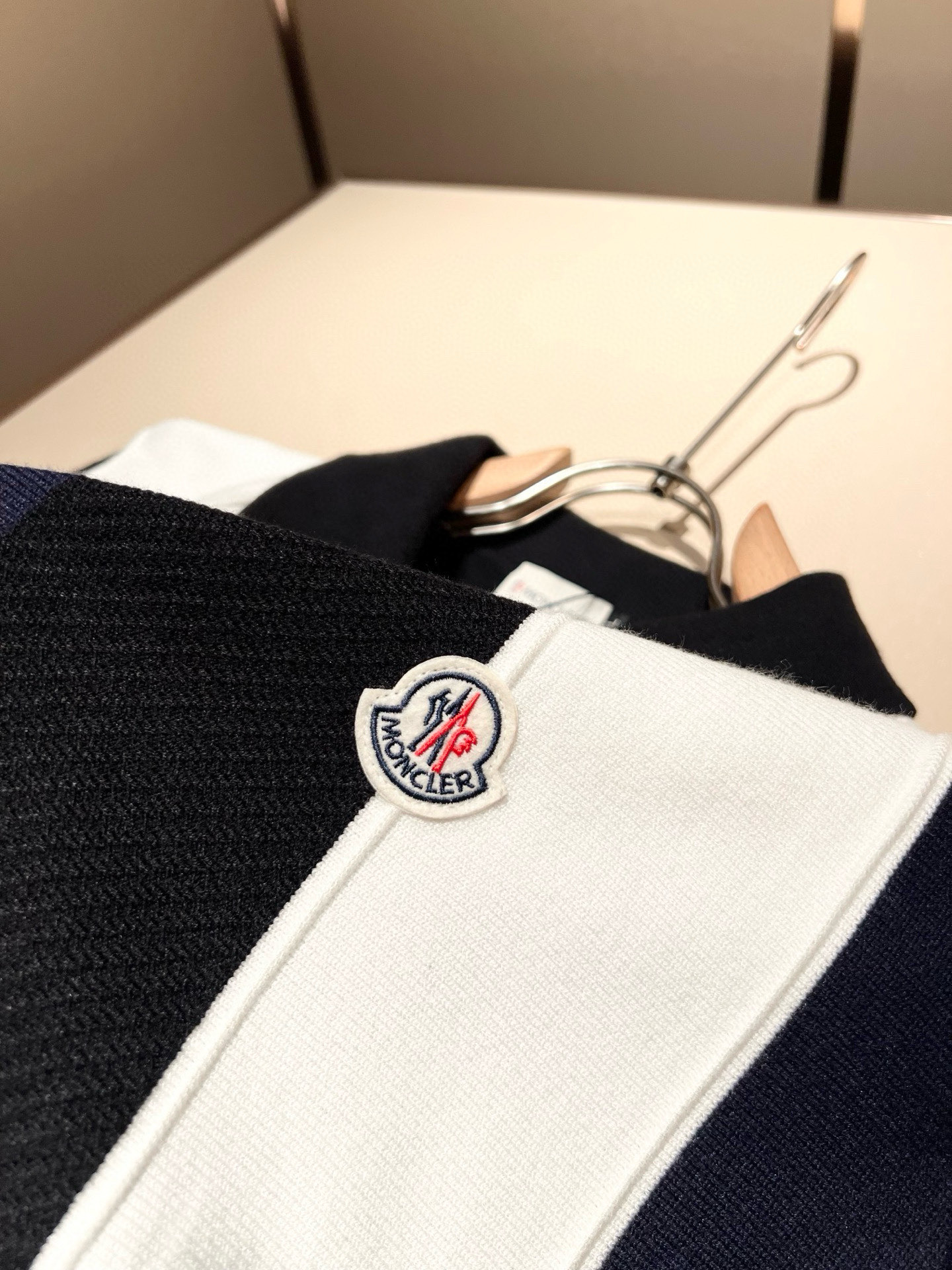 Moncl*r蒙*口 2025秋冬男女同款情侣款👫最新的贸易订单针织羊毛衫，全品相！！网红款！工艺采用针