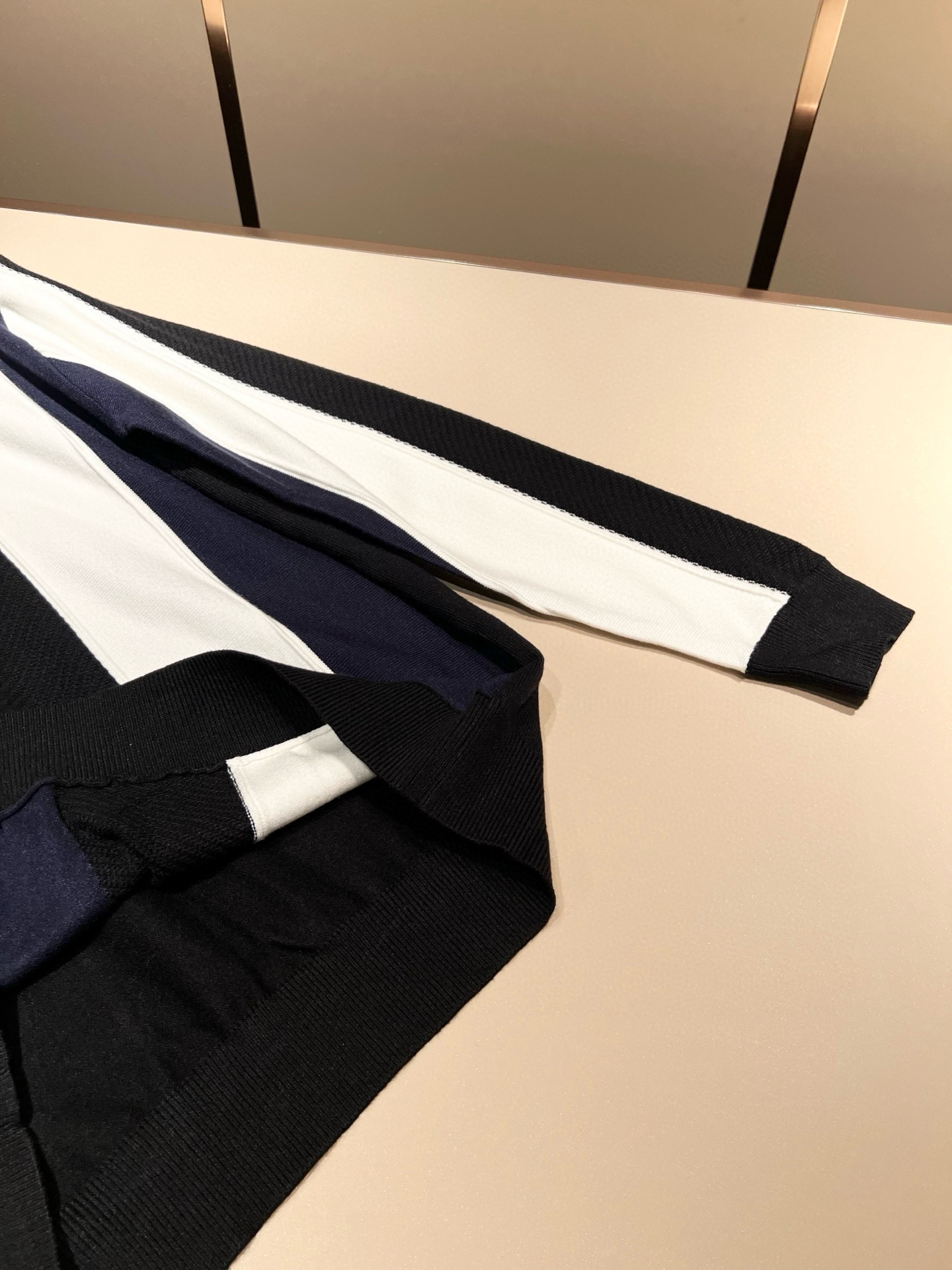 Moncl*r蒙*口 2025秋冬男女同款情侣款👫最新的贸易订单针织羊毛衫，全品相！！网红款！工艺采用针