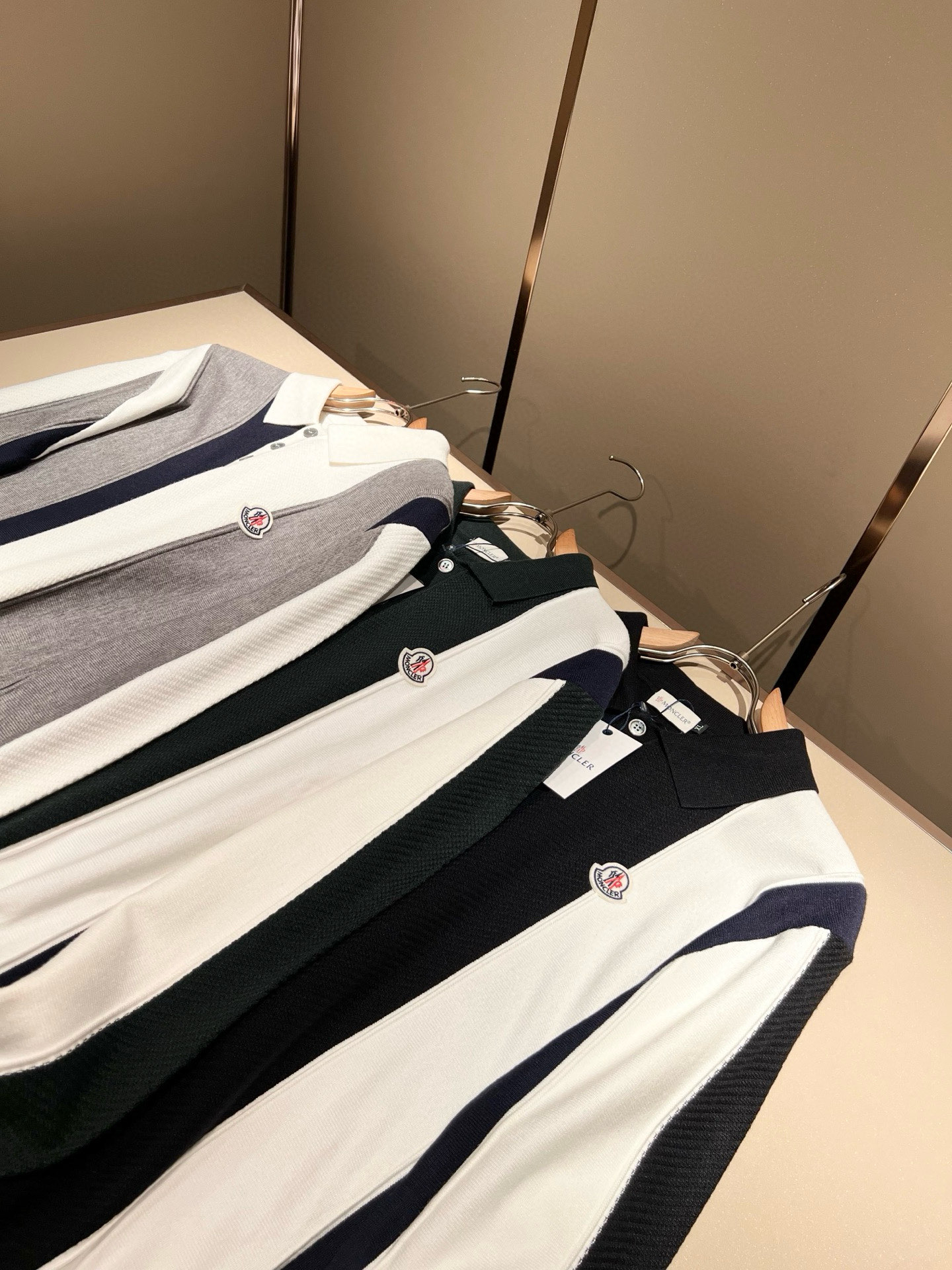 Moncl*r蒙*口 2025秋冬男女同款情侣款👫最新的贸易订单针织羊毛衫，全品相！！网红款！工艺采用针