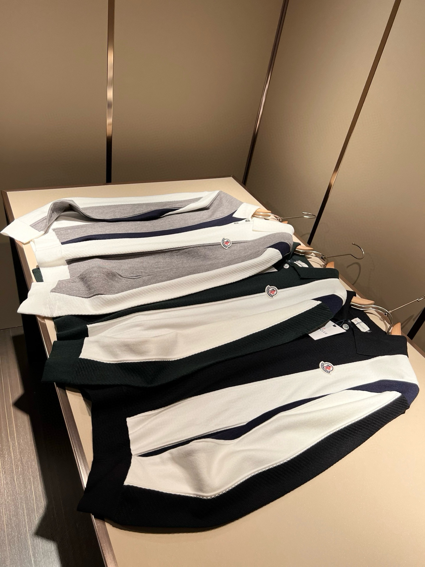 Moncl*r蒙*口 2025秋冬男女同款情侣款👫最新的贸易订单针织羊毛衫，全品相！！网红款！工艺采用针