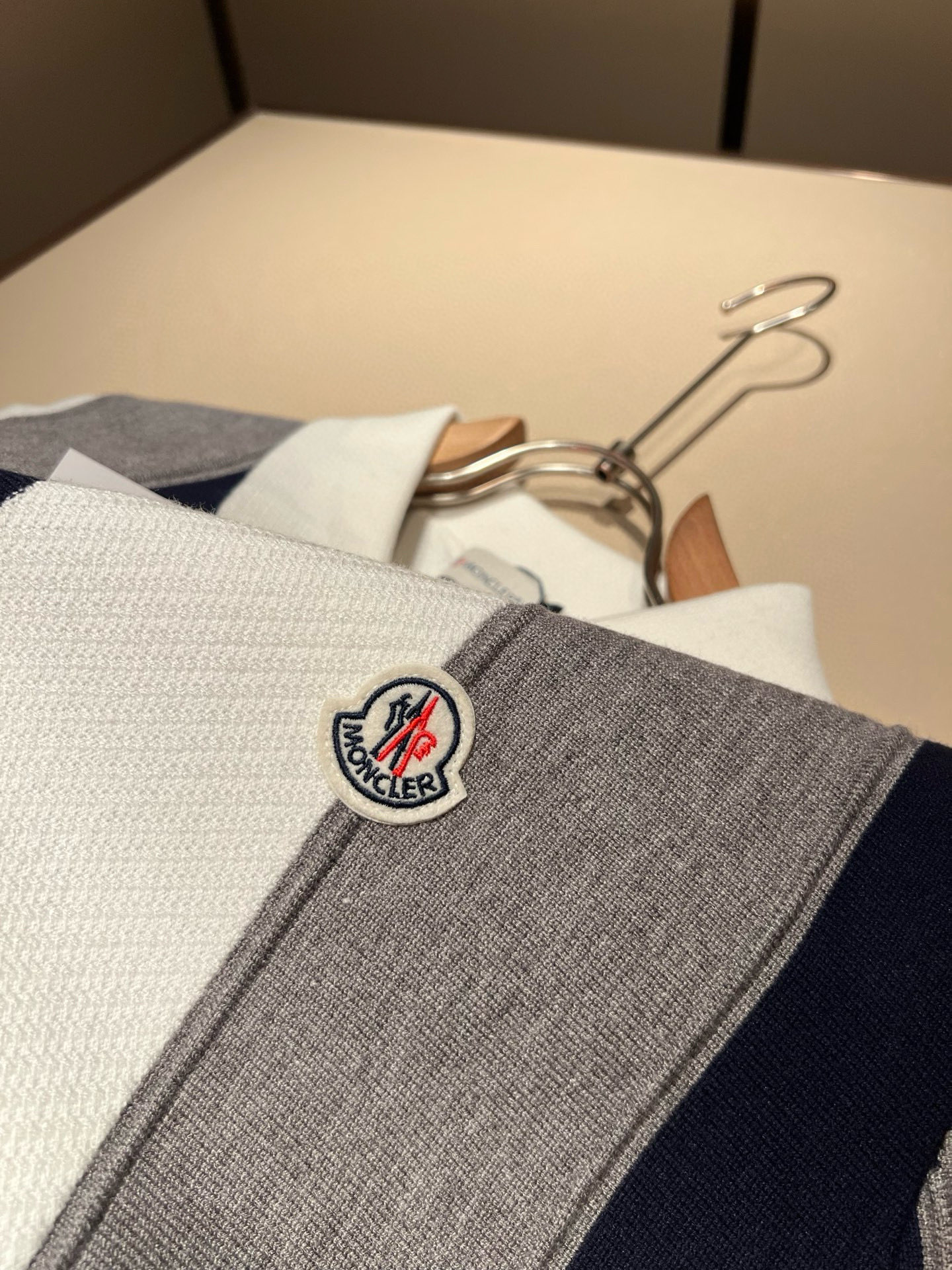 Moncl*r蒙*口 2025秋冬男女同款情侣款👫最新的贸易订单针织羊毛衫，全品相！！网红款！工艺采用针