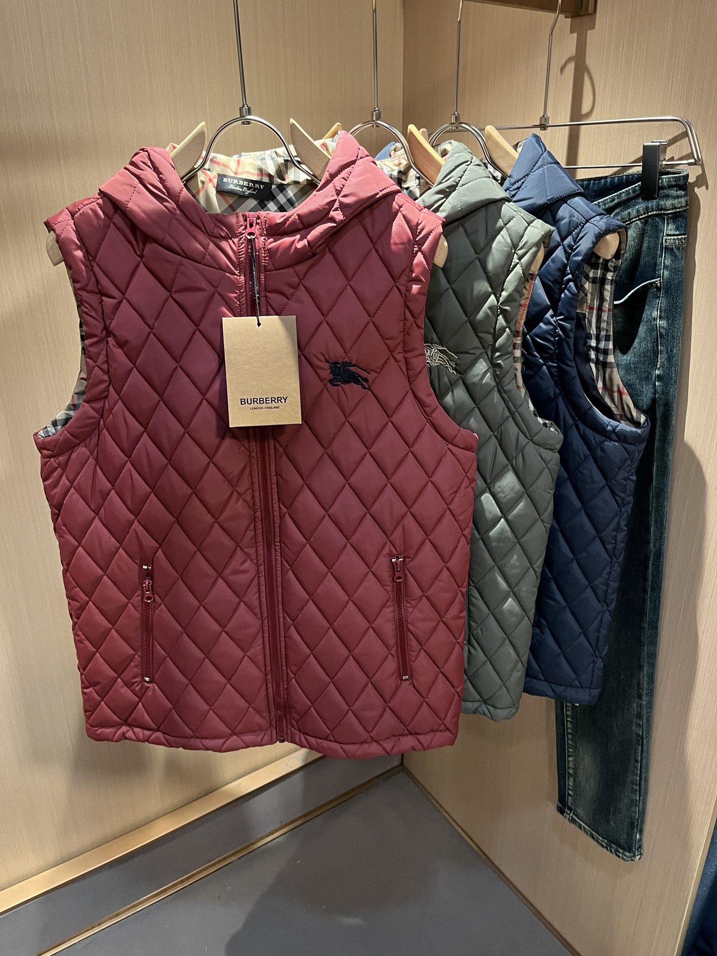 NO:645636,BURBER*Y's 2025 autumn and winter new cotton jackets and vests are here. They are made of polyester fiber fabrics that have become popular recently. They are high-end outdoor sports and leisure series and are a very hot sports trend!  The latest special material developed by BUR, memory fabric is also called memory cloth, which refers to fabrics with morphological memory function and panoramic plaid design!  Killing all the versions on the market, it can only be said that they are not of the same level at all. No matter in terms of materials, detail restoration and craftsmanship, we are not afraid of any challenges, just to provide you with wonderful products as always. A style that implements BUR's core concept tightly binds plaid and fashion, and always maintains perfection. The simple but not simple design style perfectly meets your daily needs. Sizes: M-3XL,, burberry, jackets & coats, jackets &  coats,alexander wang19860909BURBER*Y巴*莉2025秋冬新品棉服马甲夹克外套重磅来袭,最近比较火热聚酯纤维面料制作而成,高端户外运动休闲系列,非常火热运动风潮！BUR最新研发的特殊材质,记忆面料也叫记忆布,是指具有形态记忆功能的面料,全景格子图案设计！秒杀市面上一切版本,只能说根本就不是一个级别的存在,不管是材质还是细节还原度以及工艺制作方面,不惧任何挑战,只为给大家奉献绝妙产物一如既往,始终如一,贯彻了BUR 核心理念的一个款式将格纹与时尚紧紧的捆绑在一起,时刻保持完美,简约而不简单的的设计风格,完美的满足了你日常所需要的穿搭.尺码:M-3XL,,burberry,jackets & coats,jackets & coats,alexander wang,Men's clothing