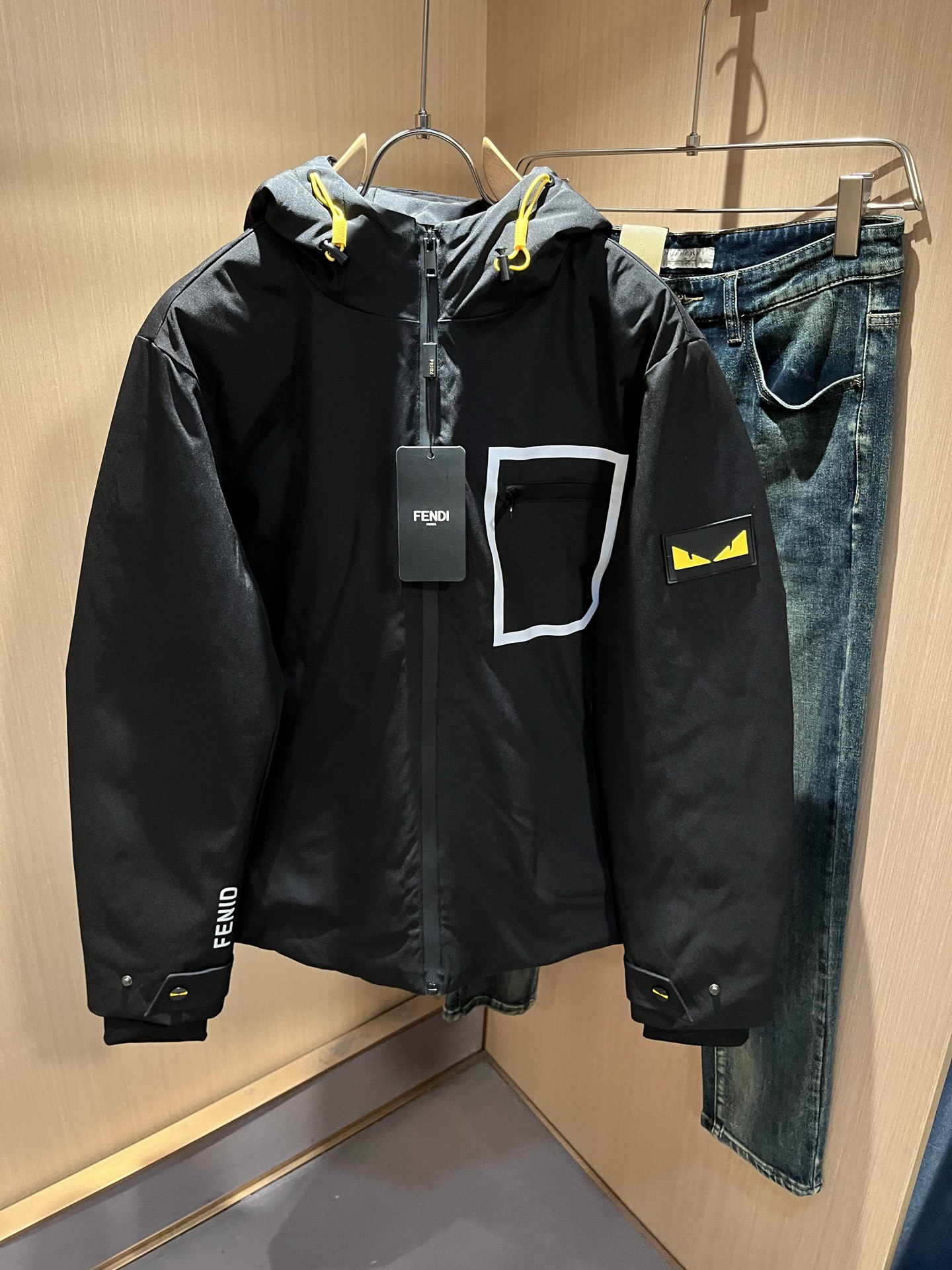 NO:647722,Fen*di Fen*di original purchase boutique 2025 autumn and winter official website latest men's and women's same style down jacket original custom-made polyester fiber fabric, sleeve design brand Logo laminated technology design!  The material logo highlights the brand characteristics. It is cute. The fabric is filled with thick down. The national standard is 95 white goose down with 10 pieces. When pressed, the down is light and fluffy. The upper body is light and warm. All three standards are complete. Original hardware accessories. The down filling is very thick and warm. No velvet and no odor. Counter comparison and inspection are welcome. Sizes M-3XL, fendi, jackets & coats, down jacket, alexander wang19860909Fen*di芬*迪 原单代购精品2025年秋冬官网最新款男女同款羽绒外套原版订制客供聚酯纤维面料,袖子设计品牌Logo压胶工艺设计！材质标志彰显品牌特征,萌萌哒,面料内里充绒厚实,国标95充绒白鹅绒10毛片,按压下去羽绒轻薄而蓬松,上身轻巧保暖,三标齐全,原厂五金辅料.充绒非常厚实保暖不钻绒无异味 欢迎专柜对比验货 尺码M-3XL,,fendi,jackets & coats,down jacket,alexander wang,Men's clothing