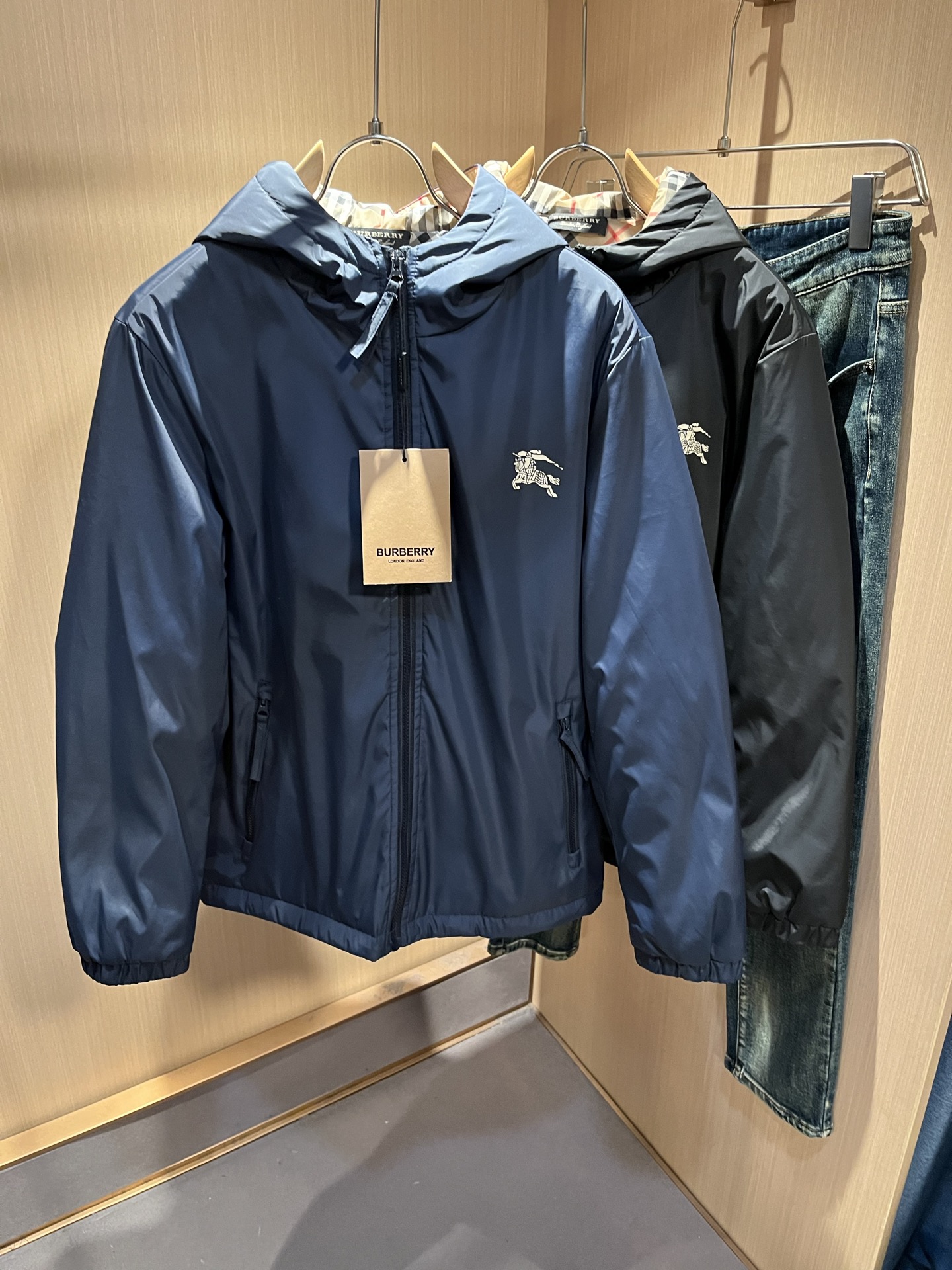 NO:645651,BURBER*Y's 2025 autumn and winter new cotton jackets are here. They are made of polyester fiber fabrics that have become popular recently. They are high-end outdoor sports and leisure series and are a very hot sports trend!  The latest special material developed by BUR, memory fabric is also called memory cloth, which refers to fabrics with morphological memory function and panoramic plaid design!  Killing all the versions on the market, it can only be said that they are not of the same level at all. No matter in terms of materials, detail restoration and craftsmanship, we are not afraid of any challenges, just to provide you with wonderful products as always. A style that implements BUR's core concept tightly binds plaid and fashion, and always maintains perfection. The simple but not simple design style perfectly meets your daily needs. Sizes: M-3XL,, burberry, jackets & coats, jackets &  coats,alexander wang19860909BURBER*Y巴*莉2025秋冬新品棉服夹克外套重磅来袭,最近比较火热聚酯纤维面料制作而成,高端户外运动休闲系列,非常火热运动风潮！BUR最新研发的特殊材质,记忆面料也叫记忆布,是指具有形态记忆功能的面料,全景格子图案设计！秒杀市面上一切版本,只能说根本就不是一个级别的存在,不管是材质还是细节还原度以及工艺制作方面,不惧任何挑战,只为给大家奉献绝妙产物一如既往,始终如一,贯彻了BUR 核心理念的一个款式将格纹与时尚紧紧的捆绑在一起,时刻保持完美,简约而不简单的的设计风格,完美的满足了你日常所需要的穿搭.尺码:M-3XL,,burberry,jackets & coats,jackets & coats,alexander wang,Men's clothing