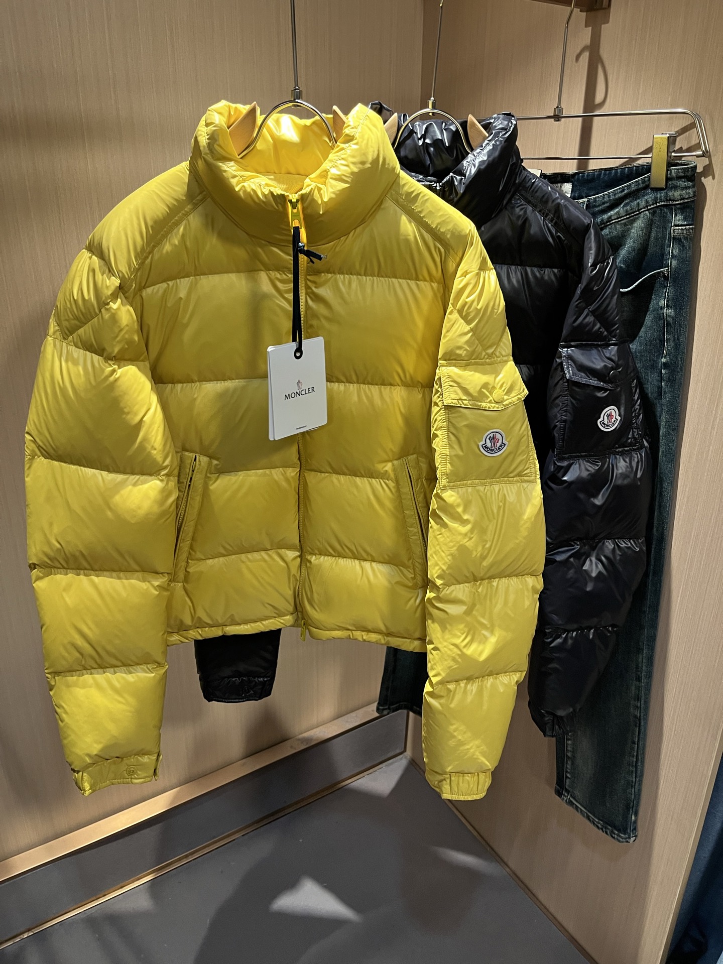 NO:647747,Mon*ler 2025 autumn and winter new men's and women's same style down jacket!  The final model of the year is unveiled...a classic model that combines craftsmanship and craftsmanship. High-fashion fashion charm, high-quality appearance. Designed with high-end polyester fiber fabrics for customers. The texture and feel are undoubtedly superior. The matte black shows natural color, soft and comfortable, and has excellent breathability and velvet locking. Simple and rich  It has unique charm. European standard DIST90 white goose down is used as filling, proportional matching, the fluffiness and texture can reach the feeling of falling into the hand, light and warm without odor. Fashionable... Customer-engraved brand metal snaps and double-ended zipper opening and closing highlight the neat temperament, sleeves logo design!  The chest is embellished with embossed logo hardware accessories!  The three-dimensional craftsmanship and texture are achieved. The creator of new punctuation. Sizes 0-5, Moncler, down jacket, alexander wang19860909Mon*ler蒙口 2025秋冬新款男女同款羽绒服 ！年度的压轴款登场...匠心技艺于一身的经典款.高时尚的时装韵味,颜值高配款.客供高端聚脂纤维面料设计,质感及手感毋庸置疑的优越,哑光黑呈现自然色泽,柔软舒适,透气锁绒性极佳.简洁而富有独特魅力.欧标DIST90白鹅绒做为填充,比例性搭配,蓬松感和质感达到坠手的感觉,轻盈保暖无异味.时尚玩转...客供镌刻品牌金属按扣及双头拉链开合彰显利落的气质感,袖子logo设计！胸口点缀浮雕式logo五金辅料！立体工艺质感达到.新式标点的缔造者.尺码0-5码,,Moncler,down jacket,alexander wang,Men's clothing