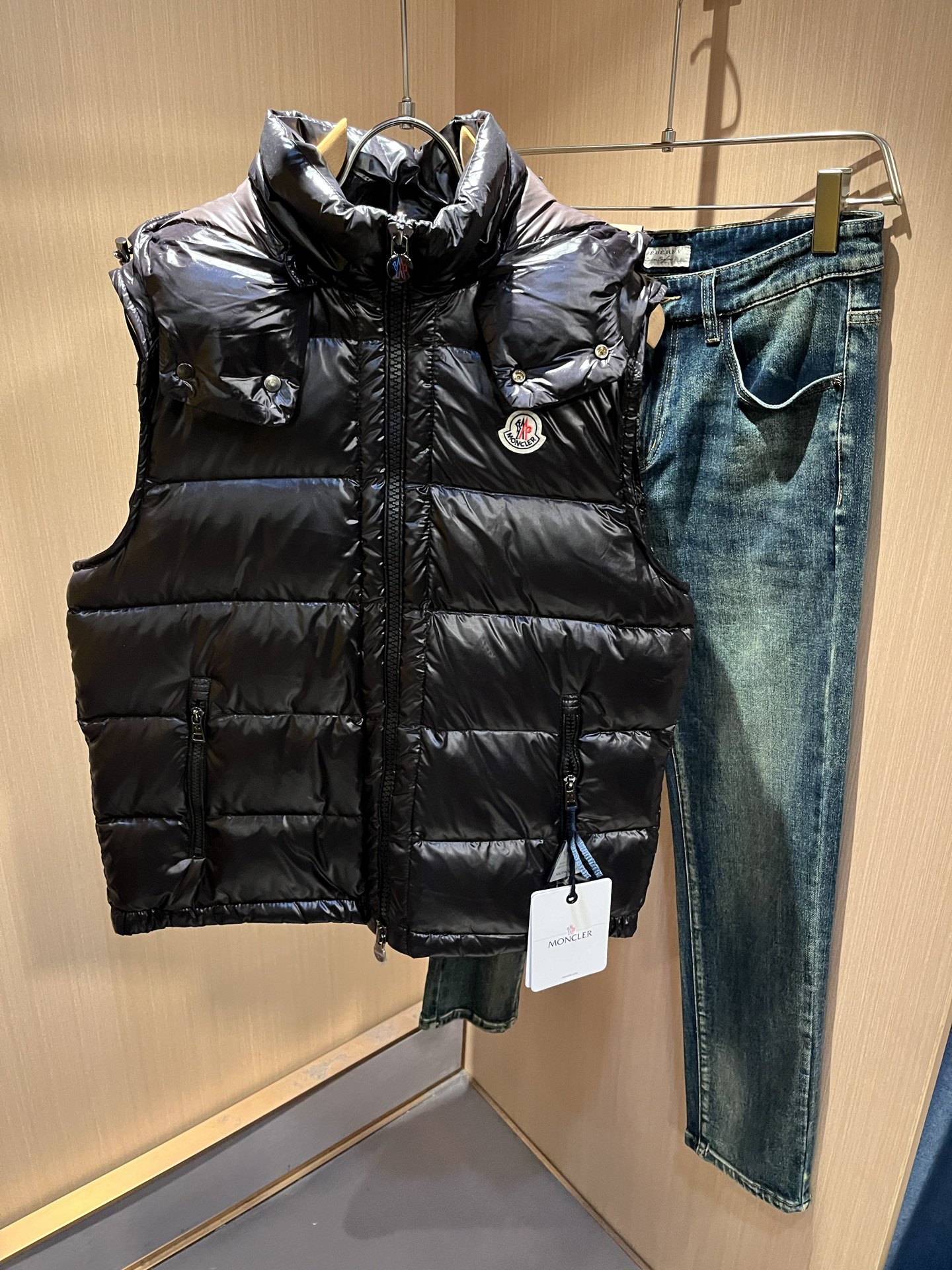 NO:647675,Mon*ler Mouth Mouth 2025 New Autumn and Winter Down Vests for Men and Women! 年度的压轴款登场...匠心技艺于一身的经典款.高时尚的时装韵味,颜值高配款.客供高端聚脂纤维面料设计,质感及手感毋庸置疑的优越,哑光黑呈现自然色泽,柔软舒适,透气锁绒性极佳.简洁而富有独特魅力.欧标DIST90白鹅绒做为填充,比例性搭配,蓬松感和质感达到坠手的感觉,轻盈保暖无异味.时尚玩转...客供镌刻品牌金属按扣及双头拉链开合彰显利落的气质感,袖子logo印花设计！  The chest is embellished with embossed logo hardware accessories!  The three-dimensional craftsmanship and texture are achieved. The creator of new punctuation. Sizes 1-6, Moncler, down jacket, alexander wang19860909Mon*ler蒙口 2025秋冬新款男女同款羽绒马甲 ！年度的压轴款登场...匠心技艺于一身的经典款.高时尚的时装韵味,颜值高配款.客供高端聚脂纤维面料设计,质感及手感毋庸置疑的优越,哑光黑呈现自然色泽,柔软舒适,透气锁绒性极佳.简洁而富有独特魅力.欧标DIST90白鹅绒做为填充,比例性搭配,蓬松感和质感达到坠手的感觉,轻盈保暖无异味.时尚玩转...客供镌刻品牌金属按扣及双头拉链开合彰显利落的气质感,袖子logo印花设计！胸口点缀浮雕式logo五金辅料！立体工艺质感达到.新式标点的缔造者.尺码1-6码,,Moncler,down jacket,alexander wang,Men's clothing