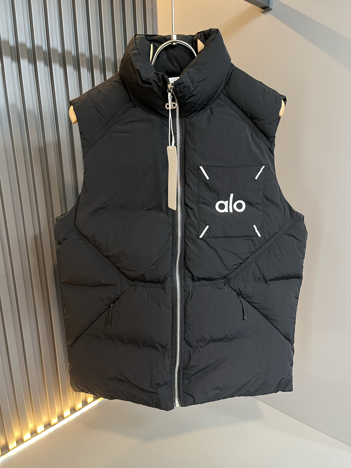 NO:647763,Alo2025 new autumn and winter series of items are online, a very fashionable and avant-garde down vest jacket for men and women, decorated with logo pattern printing!  It is different from the past and declares the design concept that the brand has inherited for many years!  Its eye-catching appeal is no less than any classic style, perfectly presenting the sense of fashion, high-end and luxury to the world!  Made of imported polyester fiber material, selected high-quality polyester fiber fabric, soft to the touch and skin-friendly, the actual product will definitely exceed your imagination. It is extremely comfortable and breathable, even if you sweat profusely, you will not feel greasy or stuffy. It maximizes sweat wicking and moisture absorption!  Size M-3XL,,jackets & coats,jackets & coats,down jacket,alexander wang19860909Alo2025秋冬全新系列单品上线,非常时髦前卫的一款男女同款羽绒马甲夹克外套,标识logo图案印花修饰！区别于以往的不同,宣示品牌传承多年的设计理念！其吸睛度完全不亚于任何经典款式,将时髦高级感与奢华感完美呈现在世人眼前！客供进口聚酯纤维材质制成,精选优质聚酯纤维面料,触感软糯亲肤细腻,实物到手绝对超乎你的想象,贴身无比舒适透气,即便是汗流浃背也不会有腻身及闷热感可言,将排汗吸湿性发挥到了极致！尺码M-3XL,,jackets & coats,jackets & coats,down jacket,alexander wang,Men's clothing