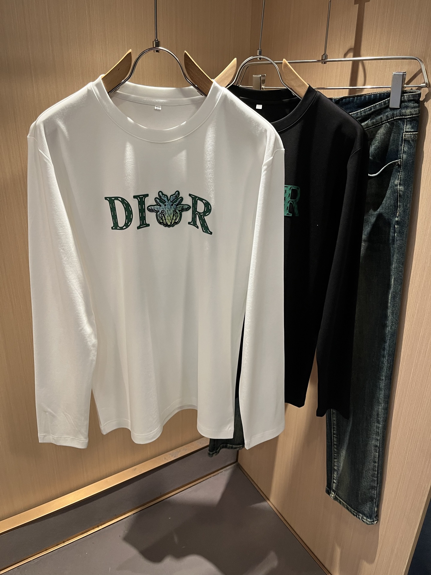 NO:647712,Dio*Dijia's new 2025 autumn and winter long-sleeved bottoming shirts for men and women are on sale simultaneously at counters!  Customized exclusive 260g pure cotton fabric, customized original craft thread, chest logo pattern laminated craft design!  Simple and elegant, easy to match and versatile, extremely high-grade, perfectly integrated into fashion and style, it is a top-notch fashionable style that is perfect for outer wear!  The whole thing gives people a natural feeling!  The ultimate classic and versatile style, designed with the latest three-dimensional letter logo laminated elements!  The ultimate heavy work, the ultimate perfection!  Fans who pursue high quality should rush to buy it by themselves, and we sincerely invite all fans who know the goods to appreciate this model together!  !  Size M-4XL,,dior,dior,alexander wang19860909Dio*迪家 2025秋冬新款男女同款长袖打底衫,专柜同步发售！定制专属260克纯棉面料,定制原版工艺螺纹,胸前logo图案压胶工艺设计！简约大方,从容百搭,档次极高,完美融入时尚还有风情感一款完美符合外穿的顶尖时髦气质款！整体给人浑然天成的感觉！极致经典的百搭型,采用最新的立体字母logo压胶元素设计！极致的重工极致的完美！追求高品质的粉丝们请自行抢购,诚邀所有识货的粉丝一同鉴赏此款！！尺码M-4XL,,dior,dior,alexander wang,Men's clothing