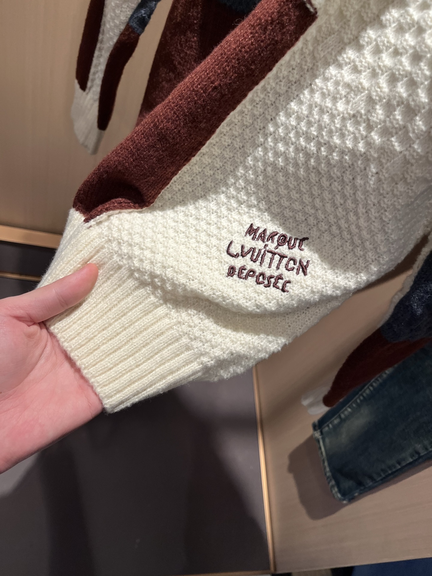 Louis Vuit*on 2025秋冬路易家族轻奢针织羊毛衫！男女同款👫装饰！ 路易家族的新高端，细节