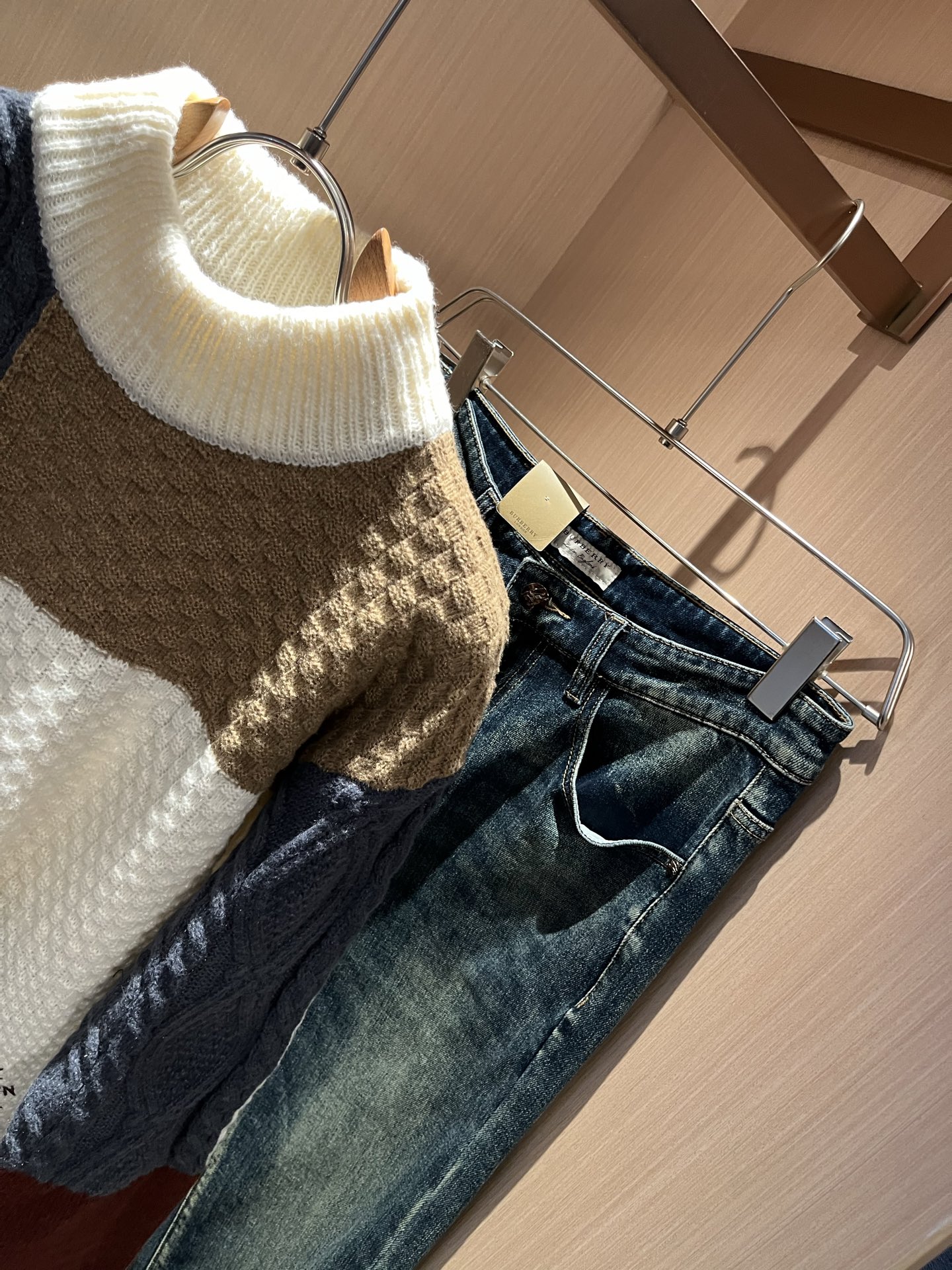 Louis Vuit*on 2025秋冬路易家族轻奢针织羊毛衫！男女同款👫装饰！ 路易家族的新高端，细节