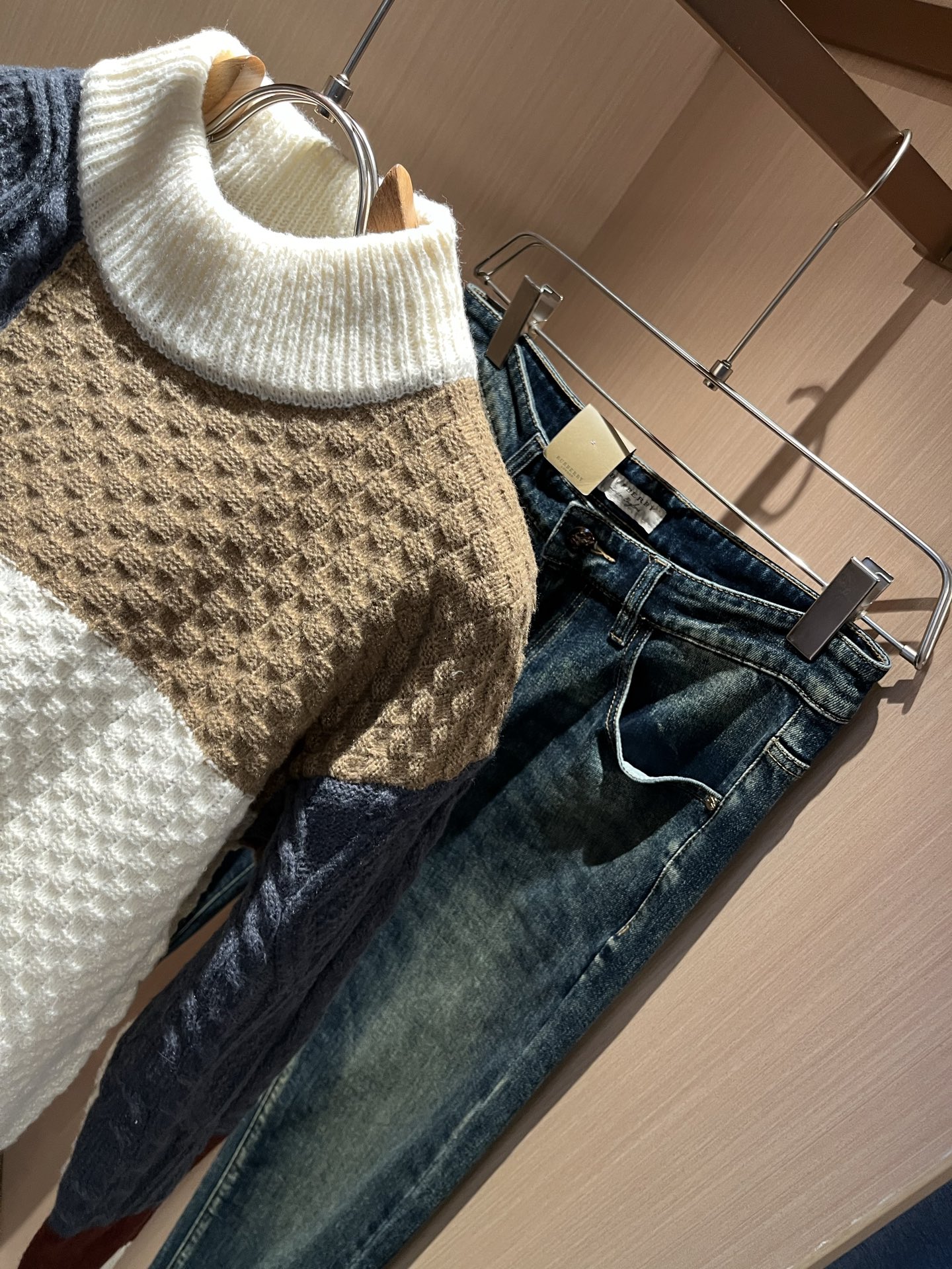 Louis Vuit*on 2025秋冬路易家族轻奢针织羊毛衫！男女同款👫装饰！ 路易家族的新高端，细节