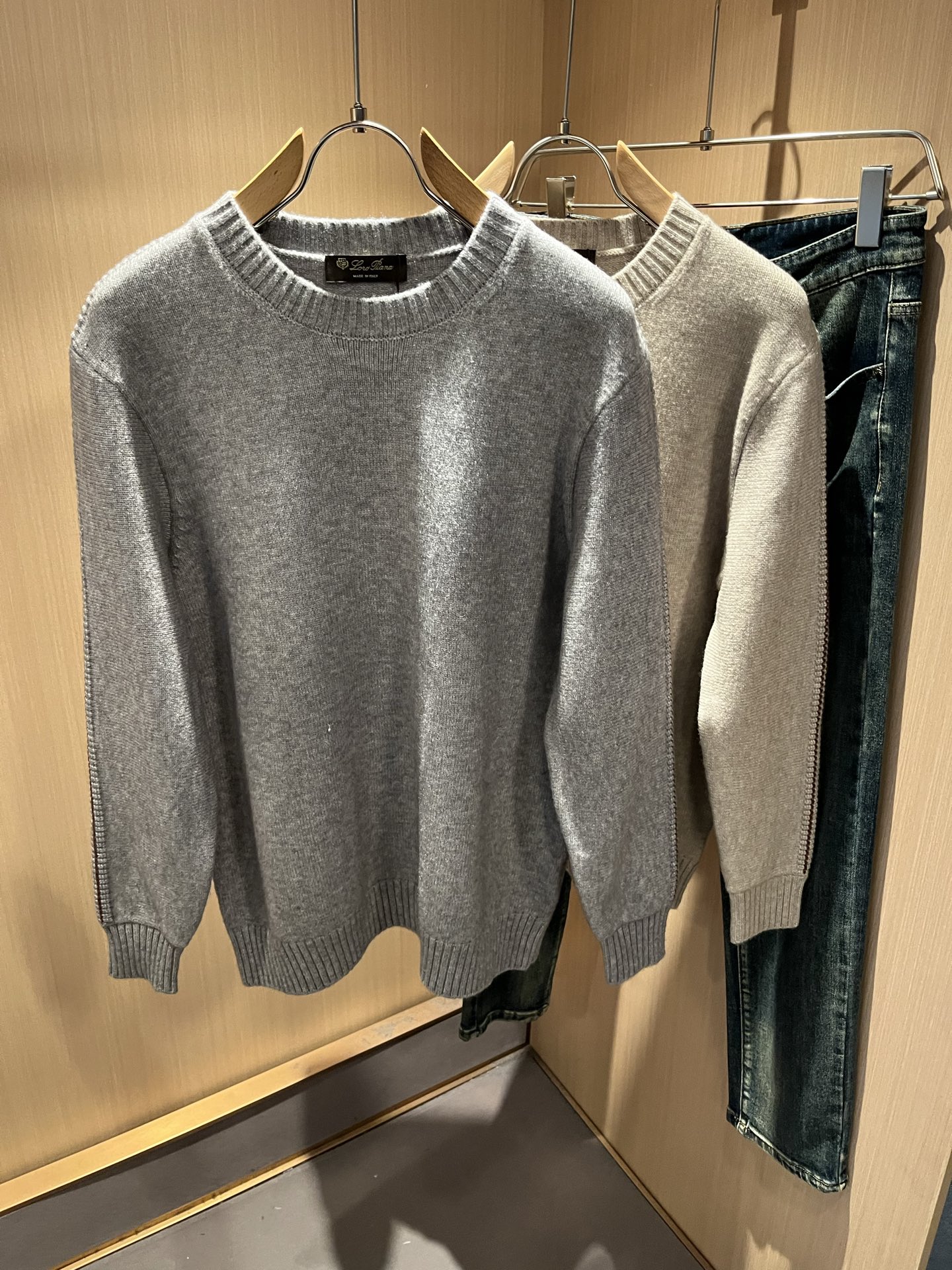 NO:647682,Loro Piana 2025 autumn and winter men's latest trade order knitted woolen sweaters, all in good condition!  !  The upper body is comfortable and breathable, not stiff, and the overall body has a rich three-dimensional feel. Quality export order, customized exclusive knitted wool fabric tailoring, to meet the simple needs of commuters for dressing. The upper body effect is very good, slimming, and not picky about the figure. The fabric workmanship... is impeccable, only good craftsmanship and good fabrics can wear a good taste, a must-have item for everyone!  Size M-3XL,,loro piana,alexander wang19860909Loro Piana诺悠翩雅 2025秋冬男士最新的贸易订单针织羊毛衫,全品相！！上身舒适透气,不僵硬,整体有着丰富的立体感,品质出口订单,定制专属针织羊毛面料剪裁,满足通勤人们对于着装的简约需求,上身效果很好,显瘦,不挑剔身材.面料做工....无可挑剔,好工艺好面料才能穿出好品味一款,人手必备单品！尺码M-3XL,,loro piana,alexander wang,Men's clothing