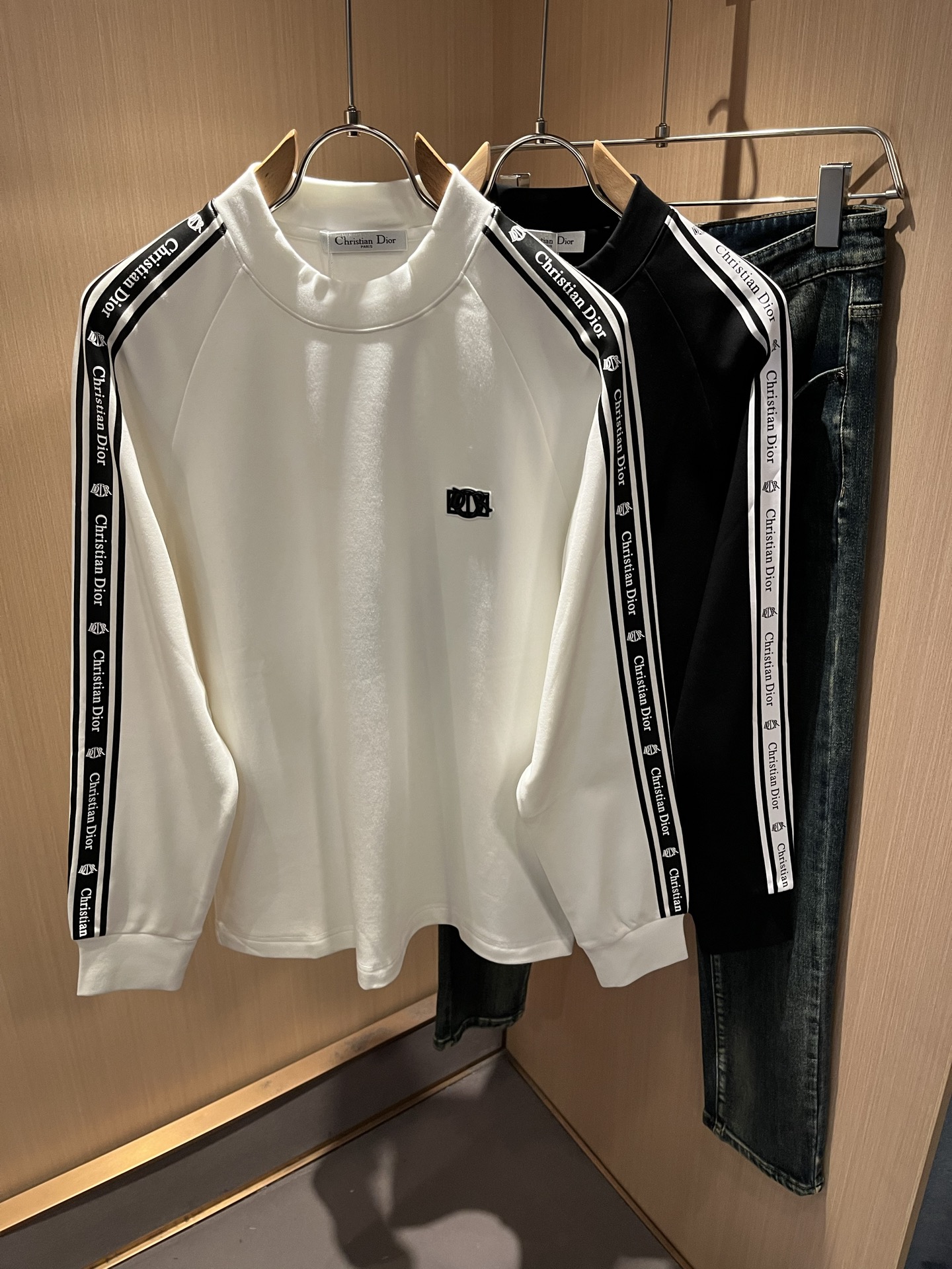 NO:645641,Dio*Dijia's new 2025 autumn and winter long-sleeved bottoming shirts for men and women are on sale simultaneously at counters!  Customized exclusive 260g pure cotton fabric, customized original craft thread, chest logo pattern laminated craft design!  Simple and elegant, easy to match and versatile, extremely high-grade, perfectly integrated into fashion and style, it is a top-notch fashionable style that is perfect for outer wear!  The whole thing gives people a natural feeling!  The ultimate classic and versatile base, designed with the latest three-dimensional letter logo laminated elements!  The ultimate heavy work, the ultimate perfection!  Fans who pursue high quality should rush to buy it by themselves, and we sincerely invite all fans who know the goods to appreciate this model together!  !  Color Black White Size M-3XL,,dior,dior,alexander wang19860909Dio*迪家 2025秋冬新款男女同款长袖打底衫,专柜同步发售！定制专属260克纯棉面料,定制原版工艺螺纹,胸前logo图案压胶工艺设计！简约大方,从容百搭,档次极高,完美融入时尚还有风情感一款完美符合外穿的顶尖时髦气质款！整体给人浑然天成的感觉！极致经典的百搭型打底,采用最新的立体字母logo压胶元素设计！极致的重工极致的完美！追求高品质的粉丝们请自行抢购,诚邀所有识货的粉丝一同鉴赏此款！！颜色黑色 白色 尺码M-3XL,,dior,dior,alexander wang,Men's clothing