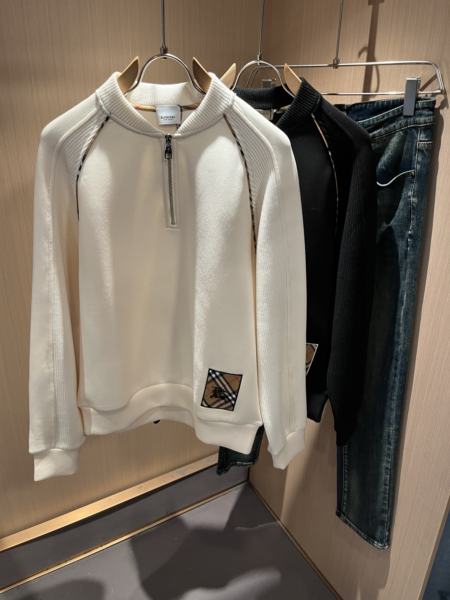 NO:645646,BURBER*Y 2025 autumn and winter new basic casual and versatile cotton sweatshirt for men and women, same style sweatshirt for men and women!  Trading company channels are rare and available on the official website simultaneously!  Logo embroidery design on the body!  With a refreshing and clean feeling!  This T-shirt is made of imported pure cotton materials supplied by customers. B’s materials are still impeccable. It is light, soft and delicate to the touch, skin-friendly and breathable, giving you the most comfortable wearing experience!  It blends perfectly with the fabric and has no gummy feel!  Basic and regular cut, perfect for daily casual wear, don’t rush to get it!  Size M-3XL,,burberry,hoodie,sweatshirts,tees,t-shirt,alexander wang19860909BURBER*Y巴*莉 2025秋冬新款男女同款基础休闲百搭棉质卫衣,男女同款卫衣！贸易公司渠道稀出,同步官网发售！衣身logo刺绣设计！带有一种清爽又干净的感觉！此款T恤衫甄选客供进口纯棉材质制作而成,B家的用料上依然是无法挑剔的,轻薄柔软细腻的手感,亲肤透气、给你最极致舒爽的穿着体验！与面料完美融合为一体,没有胶质感！基础常规的版型裁剪,日常休闲着穿的完美之选,还不赶紧入手！尺码M-3XL,,burberry,hoodie,sweatshirts,tees，t-shirt,alexander wang,Men's clothing