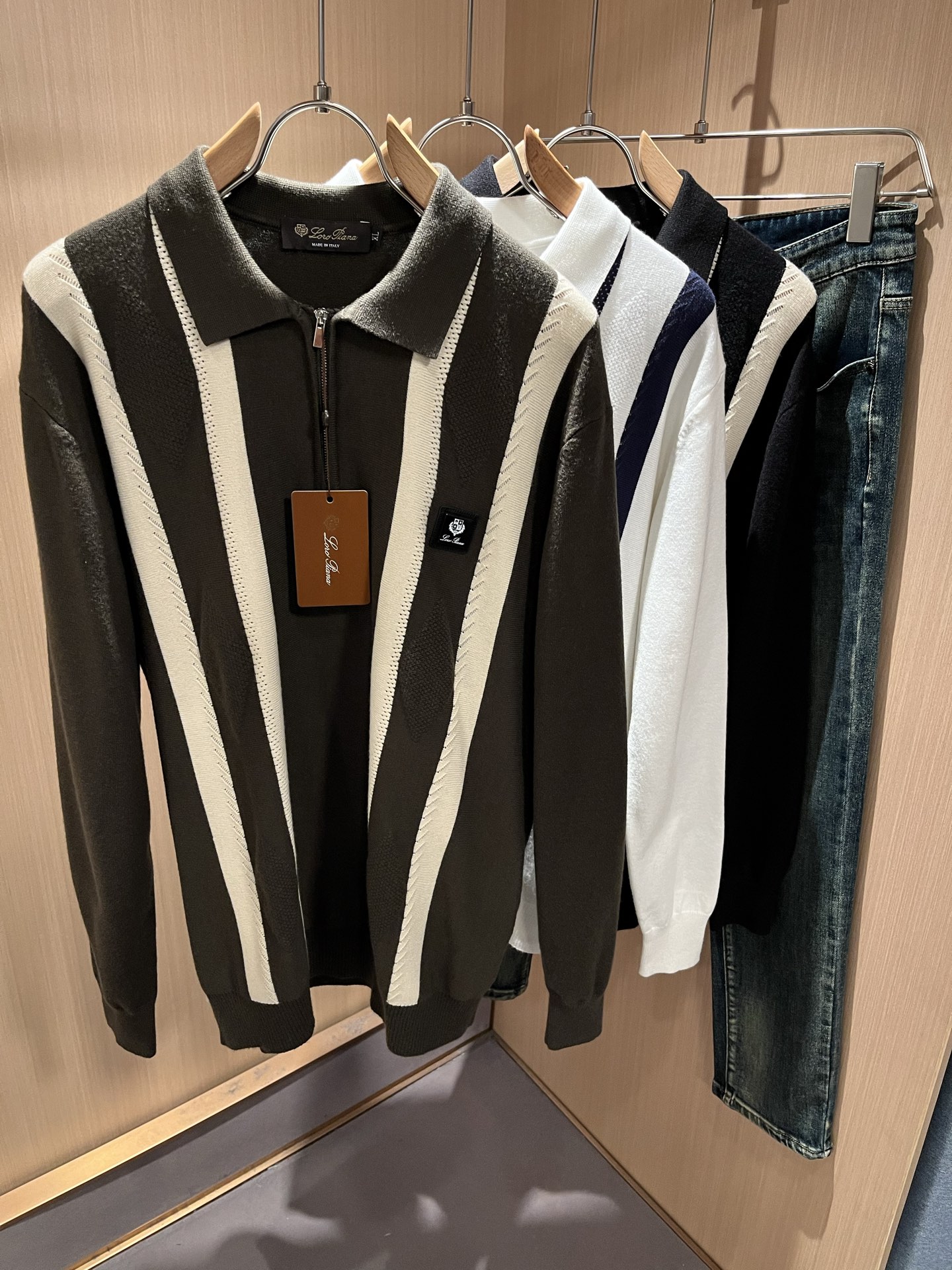 NO:647728,Loro Piana 2025 autumn and winter men's latest trade order knitted woolen sweaters, all in good condition!  !  The upper body is comfortable and breathable, not stiff, and the overall body has a rich three-dimensional sense. Quality export order, logo pattern hardware design on the chest!  The tailoring of the exclusive knitted wool fabric meets the simple needs of commuters. The upper body effect is very good, slimming, and not picky about the figure. The workmanship of the fabric... is impeccable. Only good craftsmanship and good fabrics can make you wear a good taste. It is a must-have item for everyone!  Size M-4XL,,loro piana,alexander wang19860909Loro Piana诺悠翩雅 2025秋冬男士最新的贸易订单针织羊毛衫,全品相！！上身舒适透气,不僵硬,整体有着丰富的立体感,品质出口订单,胸前logo图案五金设计！定制专属针织羊毛面料剪裁,满足通勤人们对于着装的简约需求,上身效果很好,显瘦,不挑剔身材.面料做工....无可挑剔,好工艺好面料才能穿出好品味一款,人手必备单品！尺码M-4XL,,loro piana,alexander wang,Men's clothing