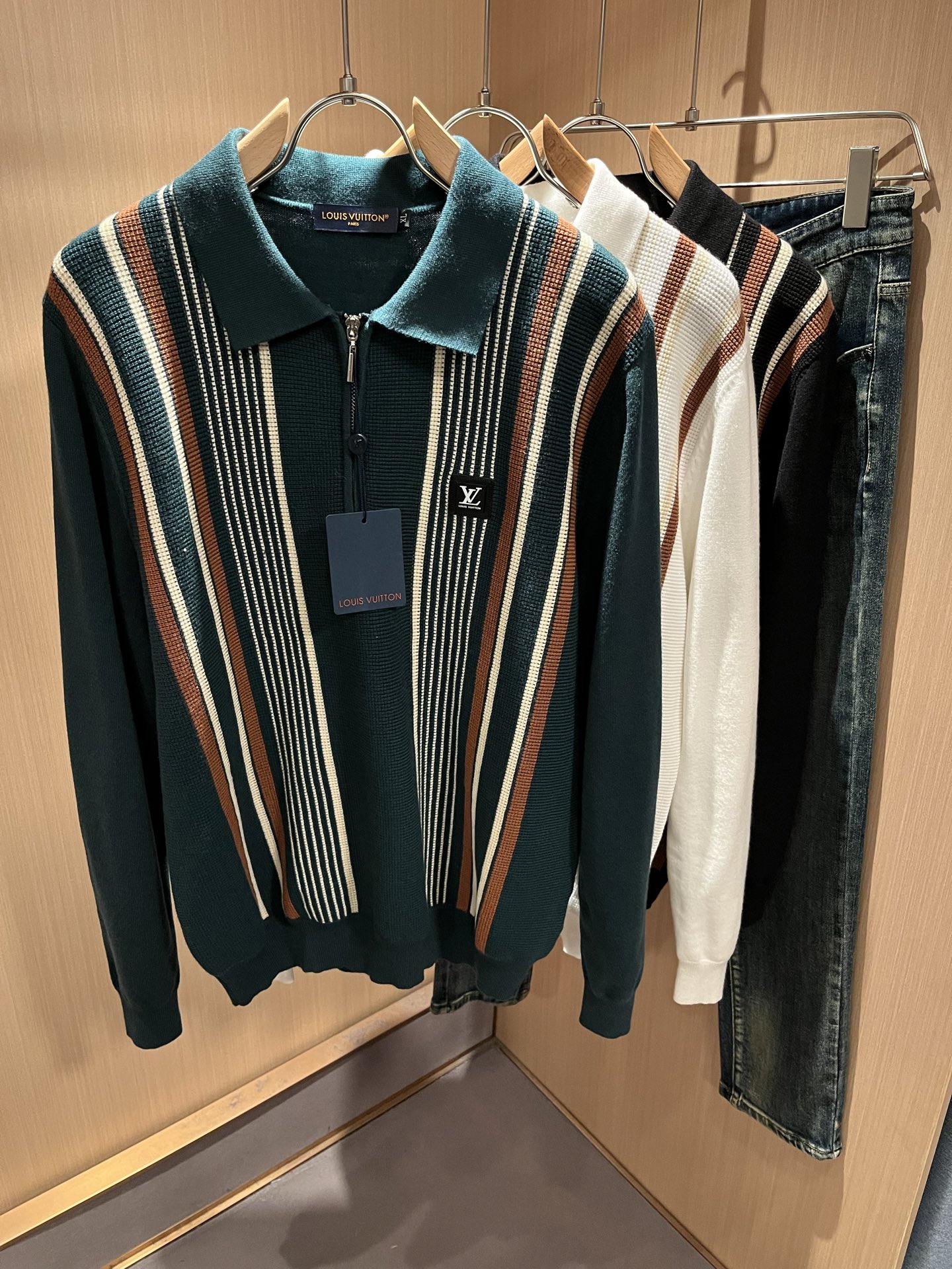 NO:647689,Louis Vuit*on 2025 autumn and winter Louis family light luxury knitted woolen sweater!  The new high-end of the Louis family, the details and quality are always flawless, and the creative designs are endless. Letter logo badge pattern design!  It is something that everyone loves. Made of top-knit blend, it is super soft and tough, and has excellent breathability. It comes from world-class trade-level OEM channels, and the quantity is extremely rare and sold out. The three-dimensional logo presents an unusual texture, clean and neat. This is the Louis family's specialty and the latest technology of this season. The level of detail has reached the top, and the slim-fitting three-dimensional tailoring design is a must. It is a fusion of luxury and fashion!  Size M-4XL,,louis vuitton,louis vuitton,alexander wang19860909Louis Vuit*on 2025秋冬路易家族轻奢针织羊毛衫！路易家族的新高端,细节品质永远的那么完美无瑕,创意设计层出不穷.字母logo徽章图案设计！实属人见人爱的东西.顶针织混纺打造,超级柔软且具有韧性,透气感也是绝佳.来自世界级贸易级别的代工厂渠道,数量极其稀少售完无补.立体Logo呈现不一般的质感,干净俐落.这是路易家族的看家绝活也是本季度的最新工艺.细致化程度已经达到顶端了,修身立体剪裁的版型设计堪称一绝.属于奢华与时尚的融合！尺码M-4XL,,louis vuitton,louis vuitton,alexander wang,Men's clothing