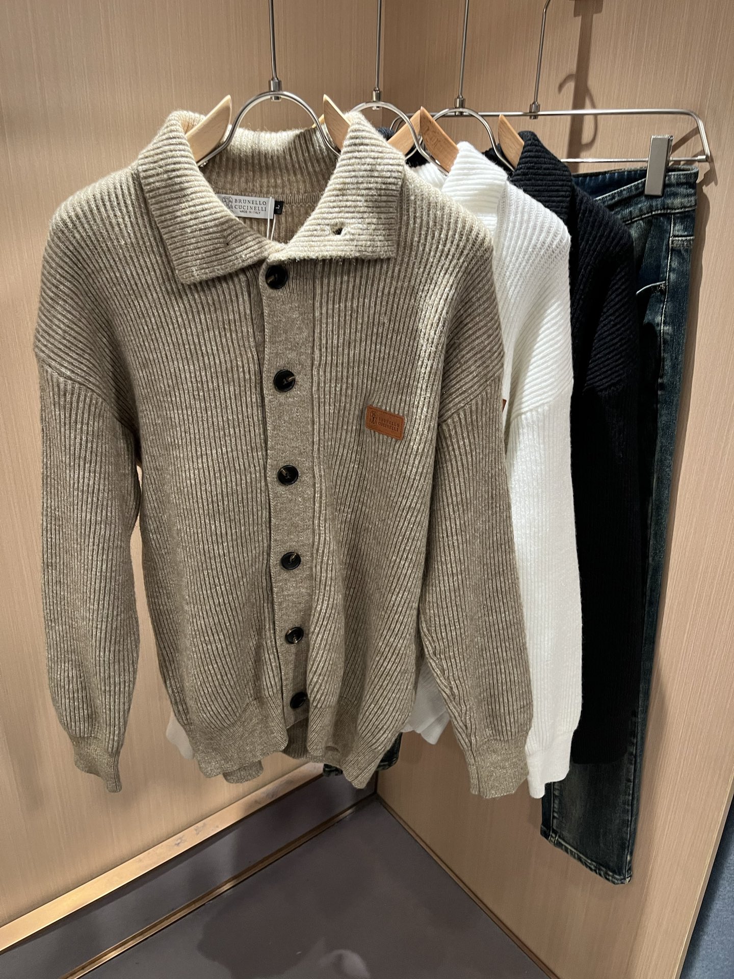 NO:647737,BC-Brunello Cucineli 2025 new autumn and winter knitted wool cardigan, the latest fashion trend effect, fashionable new charm, elements and modern trendy high street style are integrated into the 'Tianguan work', a single product with full appearance. Knitted wool fabric is supplied to customers!  Logo leather pattern design on the chest!  It feels smooth and delicate, and the breathability and comfort are impeccable. The simple and stylish design comes from the latest fashion techniques, highlighting the avant-garde unique personality. A must-have item for fashionistas that expresses the meticulous fashion atmosphere of the new season. Same style for men and women. Sizes M-4XL, brunello cucinelli, alexander wang19860909BC-Brunello Cucineli 2025秋冬新款针织羊毛开衫,最新时尚潮流效果,时尚新韵味,元素及现代潮流的高街风格融合一起的“天官之作”,颜值十足的单品.客供针织羊毛面料！胸前logo皮革图案设计！手感顺滑细腻,着身的透气舒适感无可挑剔.简约时尚的版型设计来源于潮流时尚的最新手法,彰显前卫独特个性.时尚达人的必备单品表达全新季度一丝不苟的时尚气息.男女同款.尺码M-4XL,,brunello cucinelli,alexander wang,Men's clothing