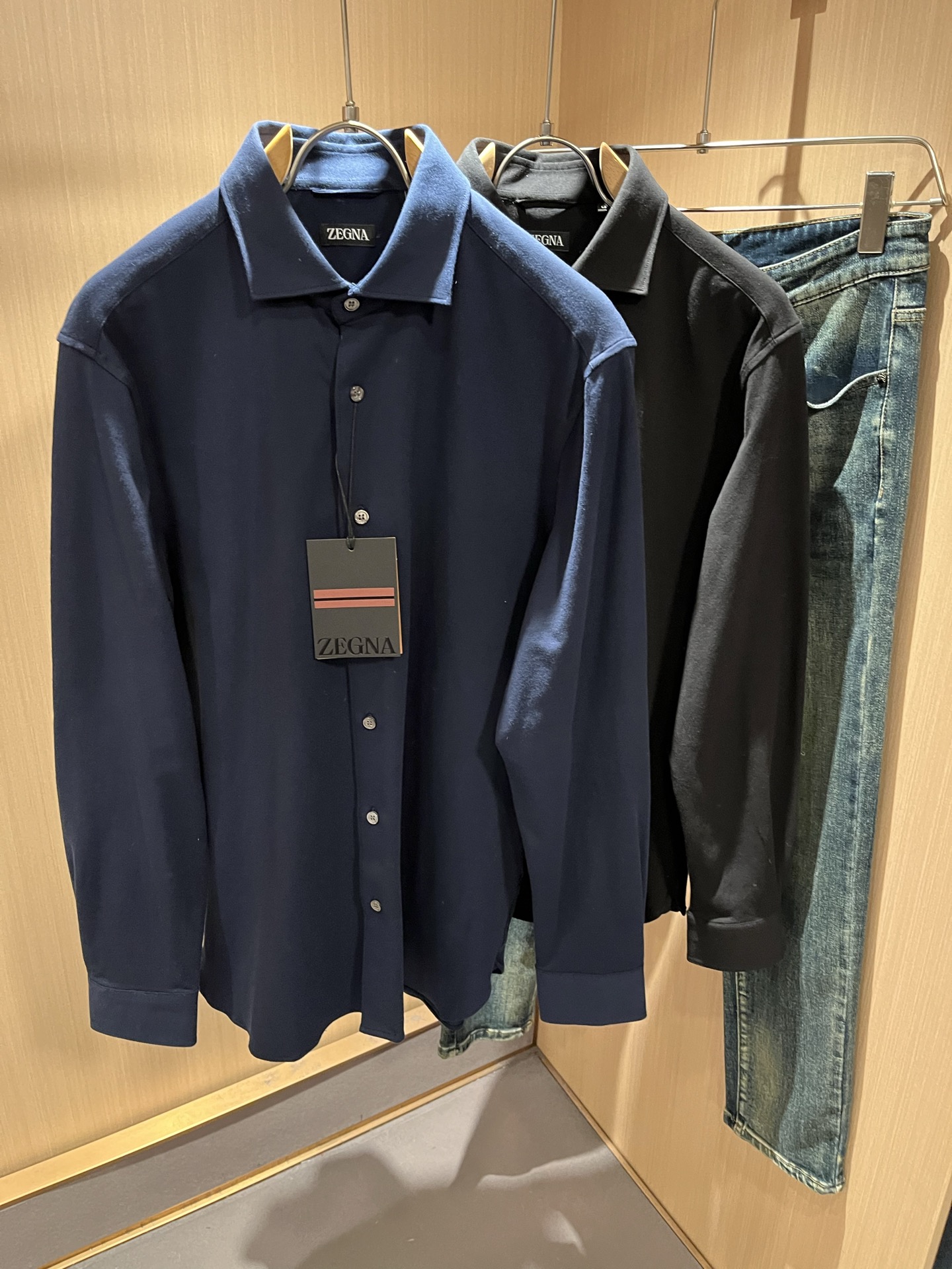 NO:647744,Ermenegildo Zeg*a 2025 autumn and winter new men's shirts, orders from foreign trade companies!  The poplin cotton material supplied by customers is one of Zegna's classic proprietary fabrics!  The texture is light, soft and delicate to the touch, but the shape is straight and stylish!  It adopts a multi-layer structure and is windproof. The pockets are decorated with details, which is the ultimate luxury... Perfect interpretation of high-quality appearance. Sizes S-2XL,,zegna,alexander wang19860909Ermenegildo Zeg*a杰*亚 2025秋冬新款男士衬衣,外贸公司订单！客供府绸棉材质,是杰尼亚经典的专有织物之一！ 质地轻盈、触感又柔软细腻、但型态又笔挺有型！ 采用多层结构、具备防风性能. 口袋饰有细节、奢华极致… 完美演绎高品质品相.尺码S-2XL,,zegna,alexander wang,Men's clothing