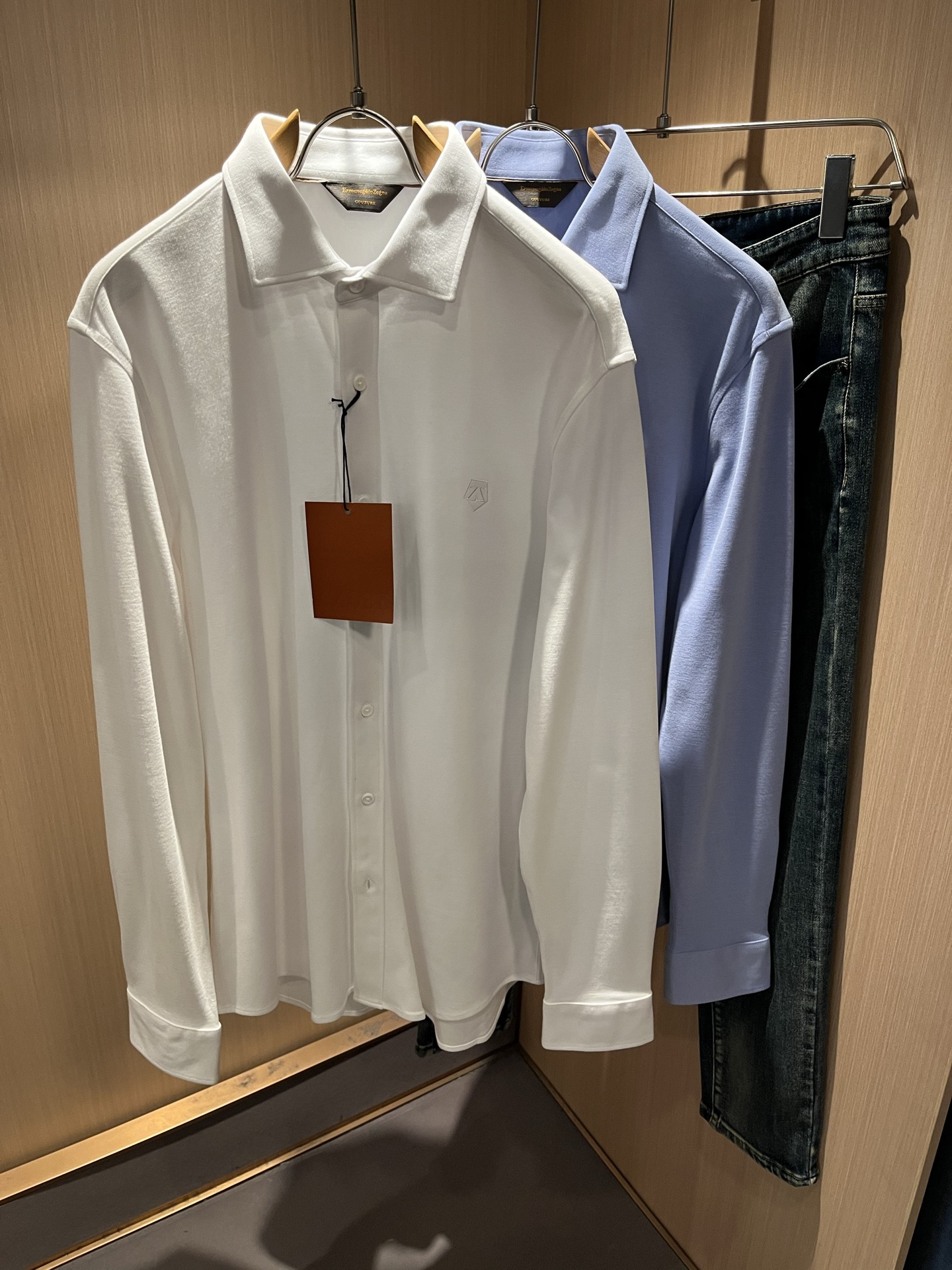 NO:647697,Ermenegildo Zeg*a 2025 autumn and winter new men's shirts, orders from foreign trade companies!  The poplin cotton material supplied by customers is one of Zegna's classic proprietary fabrics!  The texture is light, soft and delicate to the touch, but the shape is straight and stylish!  It adopts a multi-layer structure and is windproof. The pockets are decorated with details, which is the ultimate luxury... Perfect interpretation of high-quality appearance. Sizes S-2XL,,zegna,alexander wang19860909Ermenegildo Zeg*a杰*亚 2025秋冬新款男士衬衣,外贸公司订单！客供府绸棉材质,是杰尼亚经典的专有织物之一！ 质地轻盈、触感又柔软细腻、但型态又笔挺有型！ 采用多层结构、具备防风性能. 口袋饰有细节、奢华极致… 完美演绎高品质品相.尺码S-2XL,,zegna,alexander wang,Men's clothing