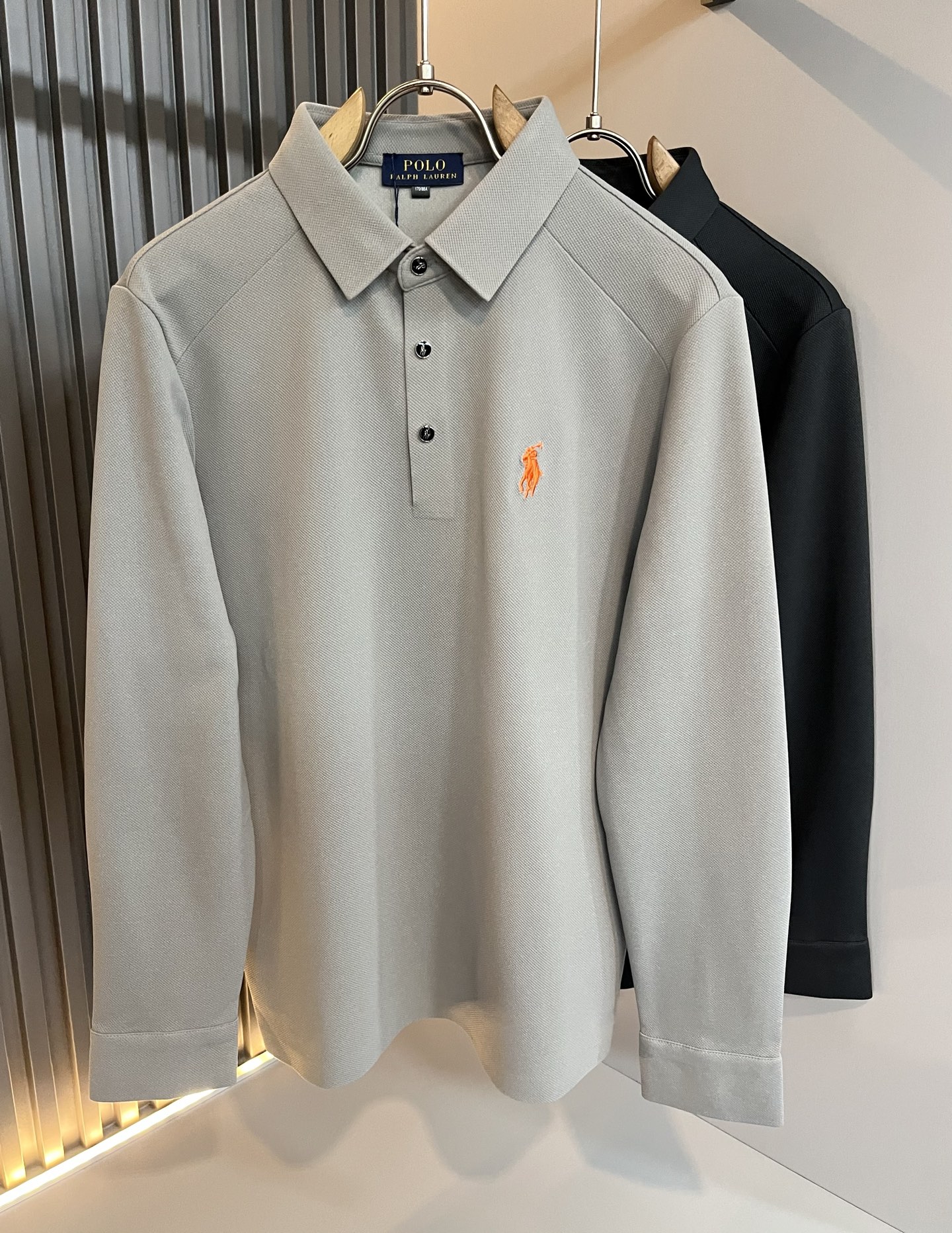 NO:647786,Paul POLOSPORT 2025 new autumn and winter men's long-sleeved Polo shirts are simple and solid-color fashionable. Many design masters have an inseparable feeling for solid colors. This is a tribute to tradition and a nostalgia for the mood~ In fact, the nostalgia of the design also determines the tone of the work. The work I want to talk about today is a new work brought by~~ It can be said to be a style work that can be used for business or leisure. A simple iconic logo embroidery design on the chest!  The exquisite workmanship is worthy of careful consideration. It can be said that it is an extremely accurate setting of simple style. A simple and casual tone is very accurate. The imported pure cotton fabric is soft and comfortable. The workmanship is impeccable. It is not monotonous and looks more high-end. It originally exudes a fashionable temperament. Coupled with its soft and comfortable fabric, the wearing experience of the whole piece is taken to a higher level~ The control of style and tone is very accurate!  !  The first choice for shopping~~ Exclusive on the entire network, sizes M-4XL,, alexander wang19860909保罗POLOSPORT 2025秋冬新款男士长袖Polo衫,简约纯色时尚款不乏有许多设计大咖们都对于纯色都有着难以割舍的情怀.这是一种对于传统的致敬,也是一种对于情调的怀旧~其实,设计的怀旧感很大部分也决定了作品的基调.今天要说的这件作品,就是由带来的新作~~可以说是一件可商务可休闲的风格作品.胸前简单标志性logo刺绣设计！精致的做工值得细品,可以说是一次极为准确的简洁风定调.一种简洁&休闲的基调已经十分准确了.进口纯棉面料,质地柔软舒适.做工无可挑剔.不单调的同时更显高端.本来散发的就是一种时尚的气质,再加上其柔软舒适的面料,整件作品的穿搭体验,更上一层楼~对于风格的把控以及基调的石锤,更是非常只准确！！剁手首选好吧~~全网独家,尺码M-4XL,,alexander wang,Men's clothing