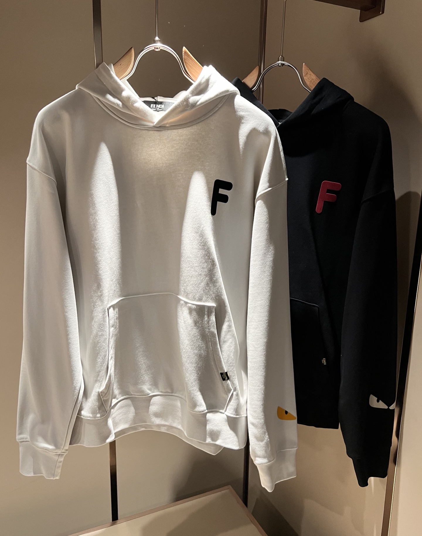 NO:645695,FEN*I Fen*di 2025 new autumn and winter FD family unisex little monster sweatshirt, versatile for men and women. Italian original order, FD family popular item, full of representativeness, full of specifications, a boutique worth buying for all FD fans!  Pure Italian channel order, the FD family's high-end and popular product, a very popular item at the moment, with letter logo print design on the chest!  High-end goods worth keeping for yourself and giving away!  The most classic BUGS series style items of the FD family are trendy and good-looking, full of trendy atmosphere, extremely high-grade and standard, and are made of very classic and very strong visual impact, with extremely high recognition, and top-grade exclusive pure cotton fabrics!  Made of soft, delicate and comfortable touch, the appearance is quite high-end and classy!  It perfectly interprets the charm of the brand and leaves a deep impression on people. It is more fashionable and charming, the upper body is generous and fashionable, and there is no pressure to wear it!  Wear it alone or paired with it, it’s a beautiful sight that can’t be ignored!  Size M-3XL,,fendi,dior,hoodie,sweatshirts,alexander wang19860909FEN*I 芬*迪2025秋冬新款FD家族男女同款小怪兽卫衣,男女同款百搭.意大利原厂订单,FD家族人气单品,代表性十足,规格感十足的精品,所有FD粉丝都值得抢购的精品！纯正意代渠道订单,FD家族的高奢人气爆款产物,当下十分火爆的单品,胸前字母logo图案印花设计！值得自留和送人的高端货！FD家族最为经典的BUGS系列款式单品,新潮又好看,潮流气息感十足,档次规格感极高,并且采用十分经典给人的视觉冲击感相当强烈,有着极高的辨识度,顶级专属纯棉面料！打造,触感柔软细腻舒适,品相相当高级有档次！完美诠释品牌魅力,给人留下深刻印象.更具时尚与韵味,上身大方时尚,对于穿搭更是毫无压力！单穿内搭都极有味道,不可忽视的靓丽风景线！ 尺码M-3XL,,fendi,dior,hoodie,sweatshirts,alexander wang,Men's clothing