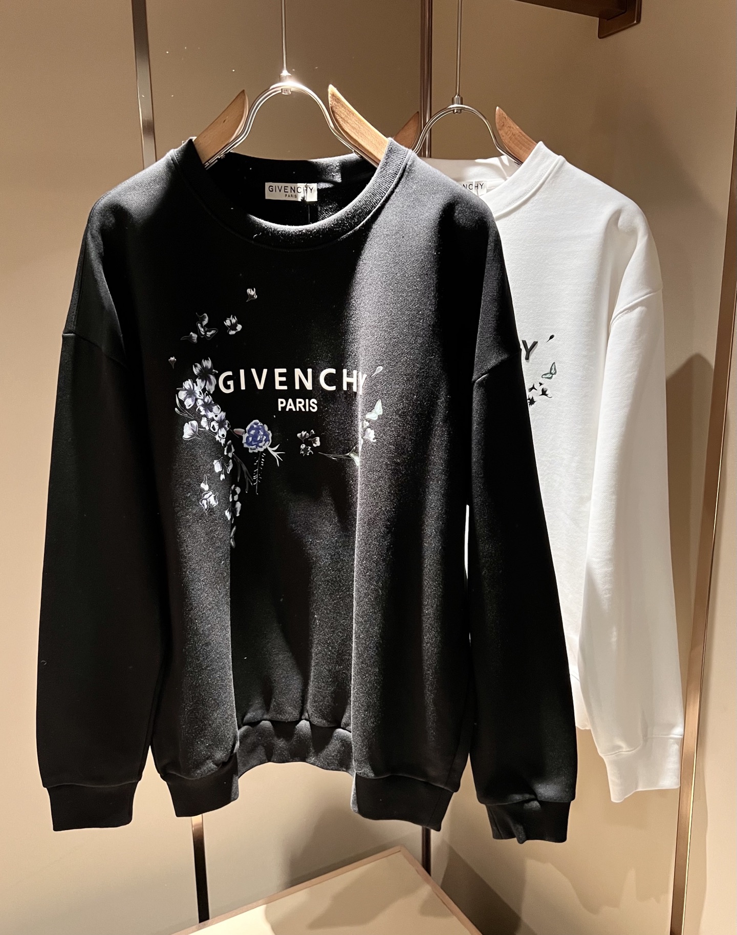 NO:645653,Giv*chy/Giv*chy's 2025 autumn and winter new men's and women's sweatshirts, the main fashion injects new fashion energy. By exploring various themes and sexy charm, it is highly recognizable and leads the new street fashion trend. This style is the exclusive design element of G family, with logo pattern printing design!  The pattern is extremely clear and restored, highlighting the elegant style of the brand. It is made of original pure cotton material, the fabric is tight and high-end, and it adopts a loose design!  It can be easily worn on the upper body, showing casual and fashionable charm. Sizes M-3XL, gucci, hoodie, sweatshirts, alexander wang19860909Giv*chy/纪*希2025秋冬新款男女同款卫衣,主创时尚注入了全新时尚能量.通过探索各种题材和性感魅力,极具辨识度,引领全新街头时尚潮流.该款是G家独家的出彩设计元素,设计标识logo图案印花设计！图案清晰还原度极高,彰显品牌优雅格调.选用原版纯棉材质,面料紧实高级,采用宽松式设计！上身均可轻松驾驭,展现休闲自在时尚魅力.尺码M-3XL,,gucci,hoodie,sweatshirts,alexander wang,Men's clothing