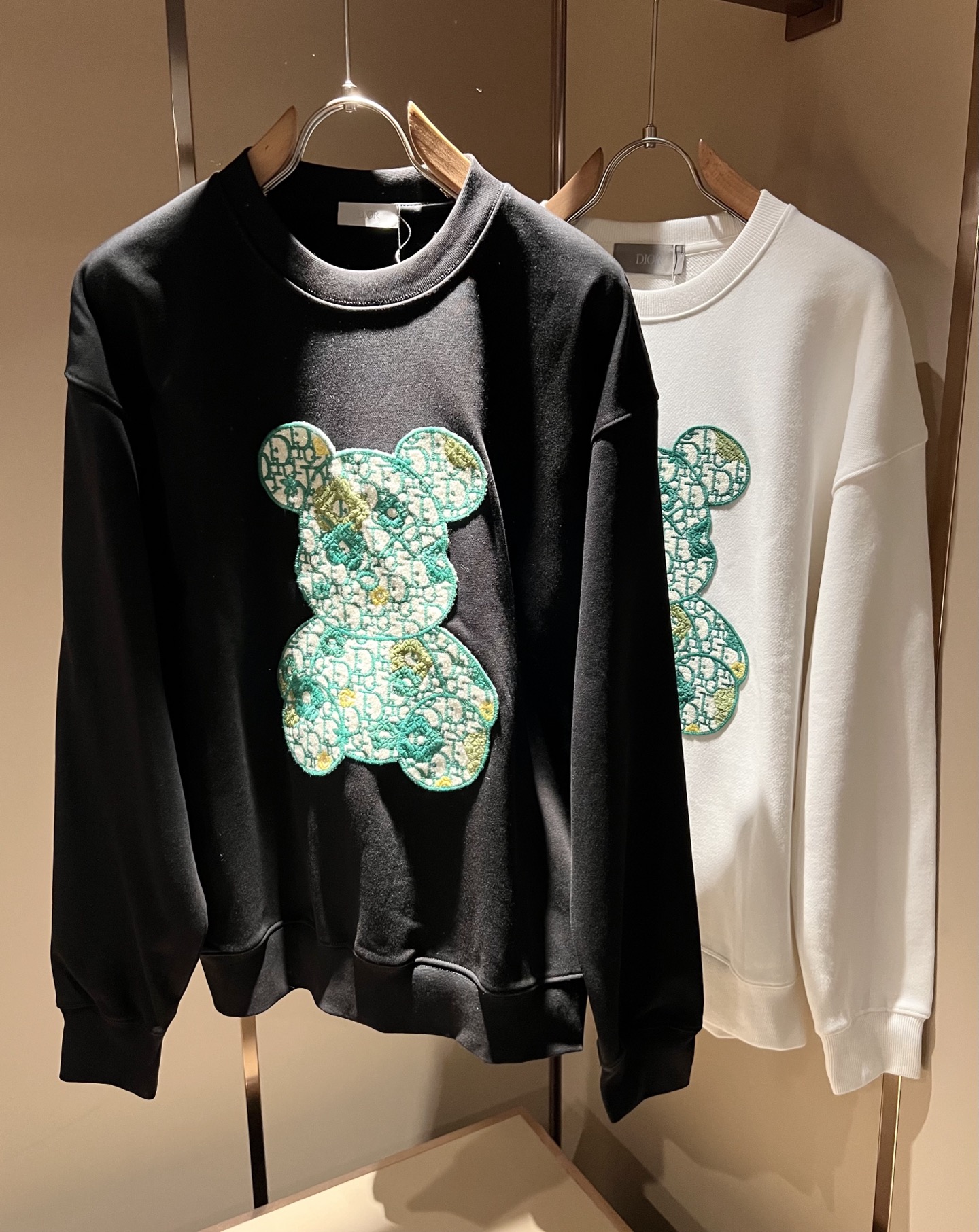 NO:645674,Dio*Dijia's new 2025 autumn and winter long-sleeved sweatshirts for men and women are on sale simultaneously at counters!  Customized exclusive pure cotton fabric sweatshirt, customized original craft thread, and embroidered design with letter logo pattern!  Simple and elegant, easy to match and versatile, extremely high-grade, perfectly integrated into fashion and style, it is a top-notch fashionable style that is perfect for outer wear!  The whole thing gives people a natural feeling!  The ultimate classic and versatile sweatshirt, the ultimate heavy work and the ultimate perfection!  Fans who pursue high quality should rush to buy it by themselves, and we sincerely invite all fans who know the goods to appreciate this model together!  !  Size M-3XL,,dior,dior,hoodie,sweatshirts,alexander wang19860909Dio*迪家 2025秋冬新款男女同款长袖卫衣,专柜同步发售！定制专属纯棉面料卫衣,定制原版工艺螺纹,采用字母logo图案刺绣设计！简约大方,从容百搭,档次极高,完美融入时尚还有风情感一款完美符合外穿的顶尖时髦气质款！整体给人浑然天成的感觉！极致经典的百搭型卫衣,极致的重工极致的完美！追求高品质的粉丝们请自行抢购,诚邀所有识货的粉丝一同鉴赏此款！！尺码M-3XL,,dior,dior,hoodie,sweatshirts,alexander wang,Men's clothing