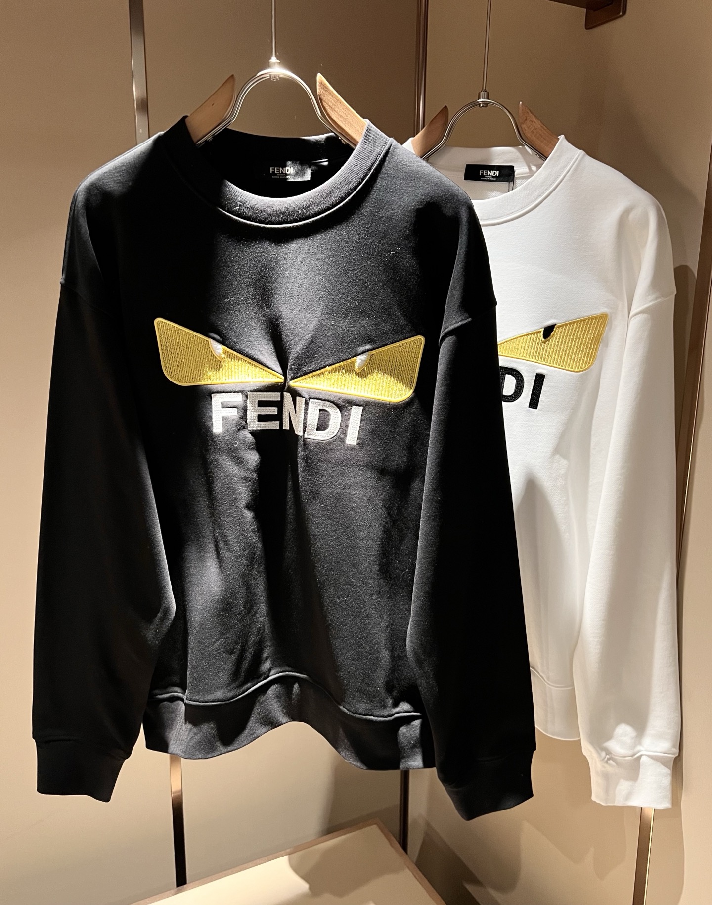 NO:645662,FEN*I Fen*di 2025 new autumn and winter FD family unisex little monster sweatshirt, versatile for men and women. Italian original order, FD family popular item, full of representativeness, full of specifications, a boutique worth buying for all FD fans!  Pure Italian channel order, the FD family's high-end and popular product, a very popular item at the moment, embroidery design with letter logo pattern on the chest!  High-end goods worth keeping for yourself and giving away!  The most classic BUGS series style items of the FD family are trendy and good-looking, full of trendy atmosphere, extremely high-grade and standard, and are made of very classic and very strong visual impact, with extremely high recognition, and top-grade exclusive pure cotton fabrics!  Made of soft, delicate and comfortable touch, the appearance is quite high-end and classy!  It perfectly interprets the charm of the brand and leaves a deep impression on people. It is more fashionable and charming, the upper body is generous and fashionable, and there is no pressure to wear it!  Wear it alone or paired with it, it’s a beautiful sight that can’t be ignored!  Size S-2XL,,fendi,dior,hoodie,sweatshirts,alexander wang19860909FEN*I 芬*迪2025秋冬新款FD家族男女同款小怪兽卫衣,男女同款百搭.意大利原厂订单,FD家族人气单品,代表性十足,规格感十足的精品,所有FD粉丝都值得抢购的精品！纯正意代渠道订单,FD家族的高奢人气爆款产物,当下十分火爆的单品,胸前字母logo图案刺绣设计！值得自留和送人的高端货！FD家族最为经典的BUGS系列款式单品,新潮又好看,潮流气息感十足,档次规格感极高,并且采用十分经典给人的视觉冲击感相当强烈,有着极高的辨识度,顶级专属纯棉面料！打造,触感柔软细腻舒适,品相相当高级有档次！完美诠释品牌魅力,给人留下深刻印象.更具时尚与韵味,上身大方时尚,对于穿搭更是毫无压力！单穿内搭都极有味道,不可忽视的靓丽风景线！ 尺码S-2XL,,fendi,dior,hoodie,sweatshirts,alexander wang,Men's clothing