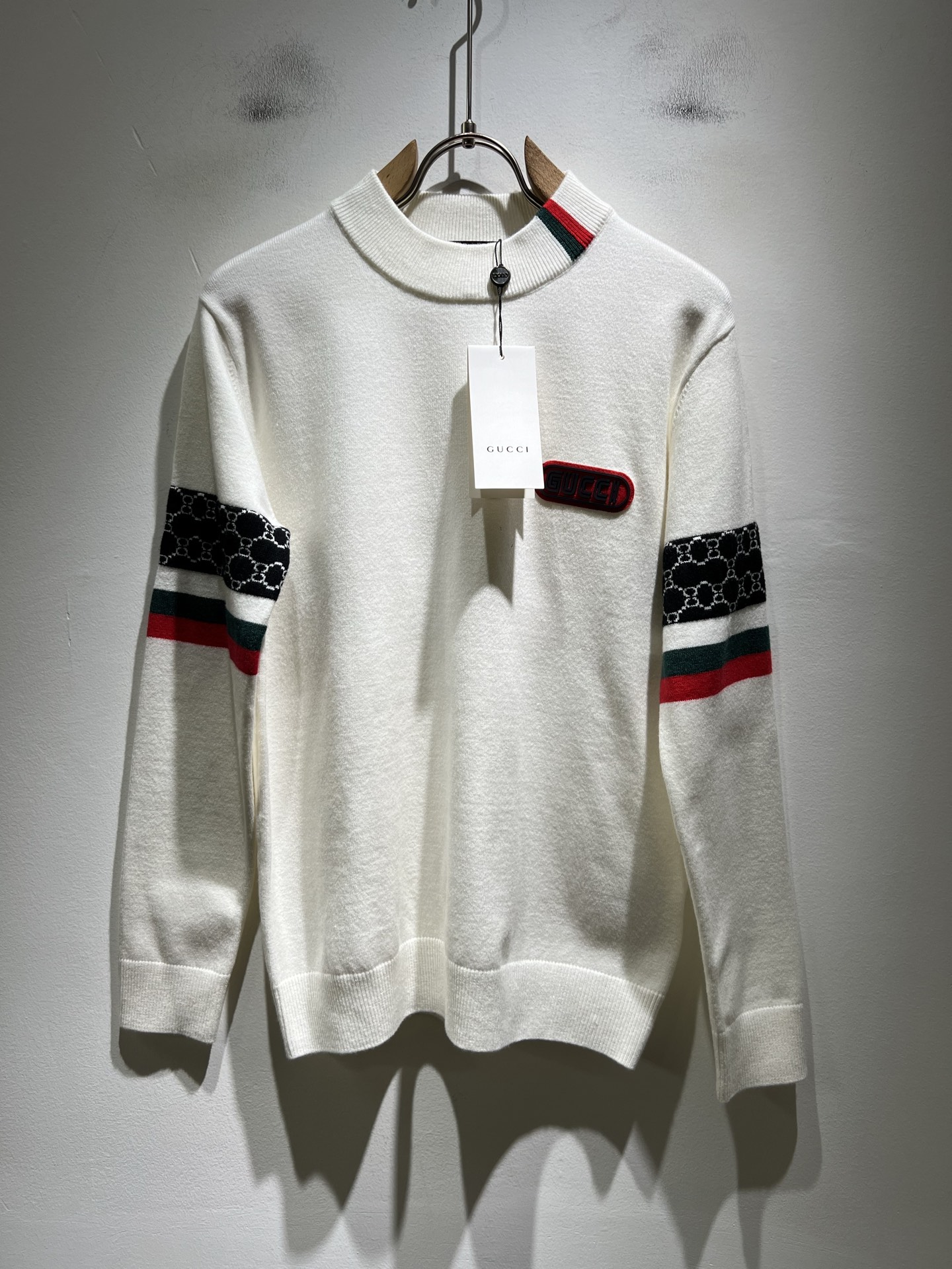 NO:645696,GUC*I 2025 autumn and winter new style for men and women, high weight knitted woolen sweater, panoramic crocheted GG logo pattern design!  Trading company channels are rare and available on the official website simultaneously!  G's autumn and winter series of couple sweaters are online, with classic color crochet designs!  This sweater is made of imported knitted wool!  The fabric feels thick and has a certain sense of weight. It has a soft and dense terry texture. It is breathable and comfortable to wear next to the skin. The color is beautiful, eye-catching and fashionable. The unique pattern will definitely make you stand out in the crowd!  Casual cut design!  The upper body effect is age-reducing and versatile, making it easy to wear in daily casual wear, and can be easily worn by both men and women!  Size M-3XL,,gucci,gucci,gucci,sweaters,alexander wang19860909GUC*I 古家 2025秋冬新款男女同款 高克重针织羊毛衫,全景钩织GG标识logo图案设计！贸易公司渠道稀出,同步官网发售！G家秋冬系列情侣毛衣上线,设计经典配色钩织设计！此款毛衣甄选客供进口针织羊毛材质！面料手感偏厚实,有一定的自重感,柔软绵密的毛圈肌理,贴身穿着透气亲肤舒适,色彩靓丽、吸睛时髦度爆棚,与众不同的图案绝对可以让你在人群中出彩万分！休闲版型裁剪设计！上身效果减龄又百搭,轻松Get起日常休闲穿搭,男女皆可轻松驾驭！尺码M-3XL,,gucci,gucci,gucci,sweaters,alexander wang,Men's clothing