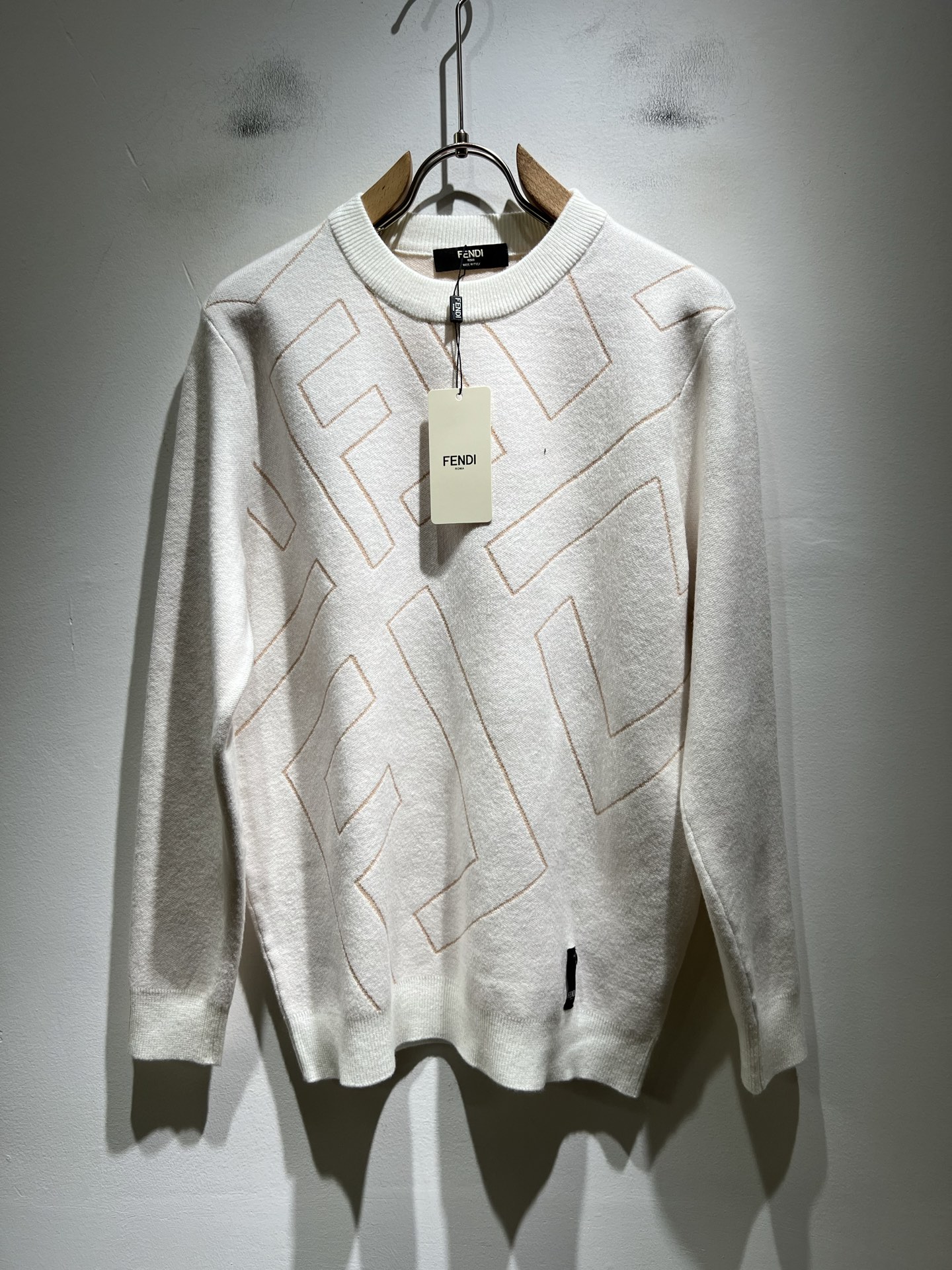 NO:645706,FEN*I Fen*di 2025 new autumn and winter FD family unisex knitted sweater for men and women, versatile for men and women. Original order from Italy, a popular item of the FD family, a representative and full-scale boutique, a boutique worth buying for all FD fans!  Pure Italian channel orders, the FD family's high-end and popular products, very popular items at the moment, high-end goods worth keeping for yourself and giving away!  The most classic BUGS series style items of the FD family are trendy and beautiful, full of trendy atmosphere, extremely high-grade and standard, and adopt the very classic FF logo crochet design!  It gives people a very strong visual impact, has a high degree of recognition, and is a top-notch exclusive wool fabric!  Made of soft, delicate and comfortable touch, the appearance is quite high-end and classy!  It perfectly interprets the charm of the brand and leaves a deep impression on people. It is more fashionable and charming, the upper body is generous and fashionable, and there is no pressure to wear it!  Wear it alone or paired with it, it’s a beautiful sight that can’t be ignored!  Size M-3XL,,fendi,dior,alexander wang19860909FEN*I 芬*迪 2025秋冬新款FD家族男女同款针织羊毛衫,男女同款百搭.意大利原厂订单,FD家族人气单品,代表性十足,规格感十足的精品,所有FD粉丝都值得抢购的精品！纯正意代渠道订单,FD家族的高奢人气爆款产物,当下十分火爆的单品,值得自留和送人的高端货！FD家族最为经典的BUGS系列款式单品,新潮又好看,潮流气息感十足,档次规格感极高,并且采用十分经典的FF标志logo钩织设计！给人的视觉冲击感相当强烈,有着极高的辨识度,顶级专属羊毛面料！打造,触感柔软细腻舒适,品相相当高级有档次！完美诠释品牌魅力,给人留下深刻印象.更具时尚与韵味,上身大方时尚,对于穿搭更是毫无压力！单穿内搭都极有味道,不可忽视的靓丽风景线！ 尺码M-3XL,,fendi,dior,alexander wang,Men's clothing