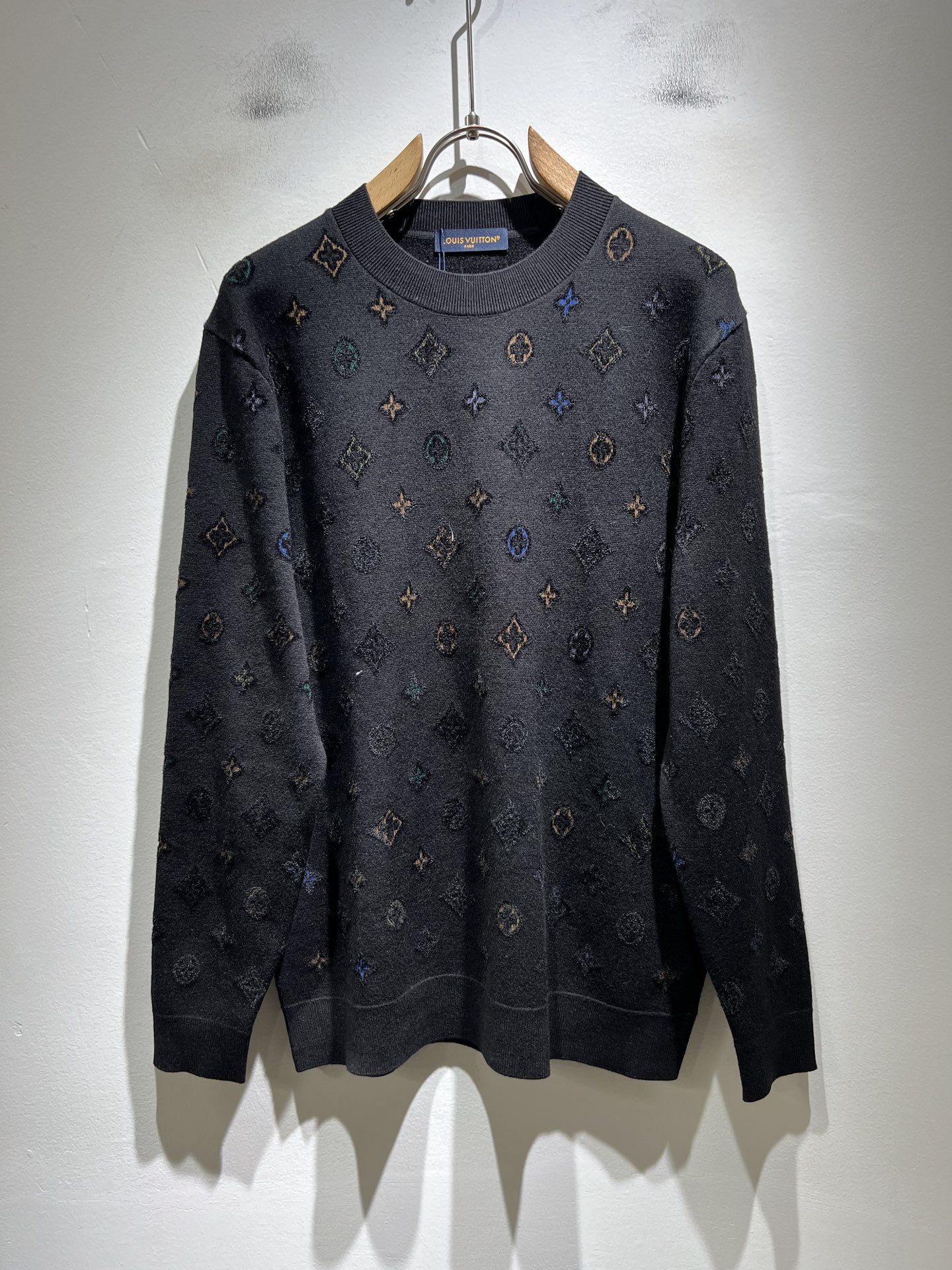 NO:647806,Louis Vuit*on 2025 autumn and winter Louis family light luxury Monogram crocheted knitted sweater!  Same decoration for men and women!  The new high-end of the Louis family, the details and quality are always so flawless, and the creative designs are endless. You are not a fashionista if you don’t buy a few pieces of Louis this autumn and winter. Monogram crochet pattern design!  It is something that everyone loves. Made of top-quality wool blend, it is super soft and tough, and has excellent breathability. It comes from world-class trading OEM channels, and the quantity is extremely rare and sold out. It is a presbyopic item that is released every year by 'Donkey Brand'.  The body logo presents an unusual texture, clean and neat. This is the Louis family's unique skill and the latest craftsmanship of this season. The level of detail has reached the top, and the slim and three-dimensional tailoring is a unique design. It is a fusion of luxury and fashion!  Size M-3XL,,louis vuitton,louis vuitton,louis vuitton,alexander wang19860909Louis Vuit*on 2025秋冬路易家族轻奢Monogram钩织针织羊毛衫！男女同款装饰！ 路易家族的新高端,细节品质永远的那么完美无瑕,创意设计层出不穷.今年秋冬季节没有入手几件路易你算不上时尚达人.Monogram钩织图案设计！实属人见人爱的东西.顶级羊毛混纺打造,超级柔软且具有韧性,透气感也是绝佳.来自世界级贸易级别的代工厂渠道,数量极其稀少售完无补.“驴牌”每年都会出的老花单品,立体Logo呈现不一般的质感,干净俐落.这是路易家族的看家绝活也是本季度的最新工艺.细致化程度已经达到顶端了,修身立体剪裁的版型设计堪称一绝.属于奢华与时尚的融合！尺码M-3XL,,louis vuitton,louis vuitton,louis vuitton,alexander wang,Men's clothing