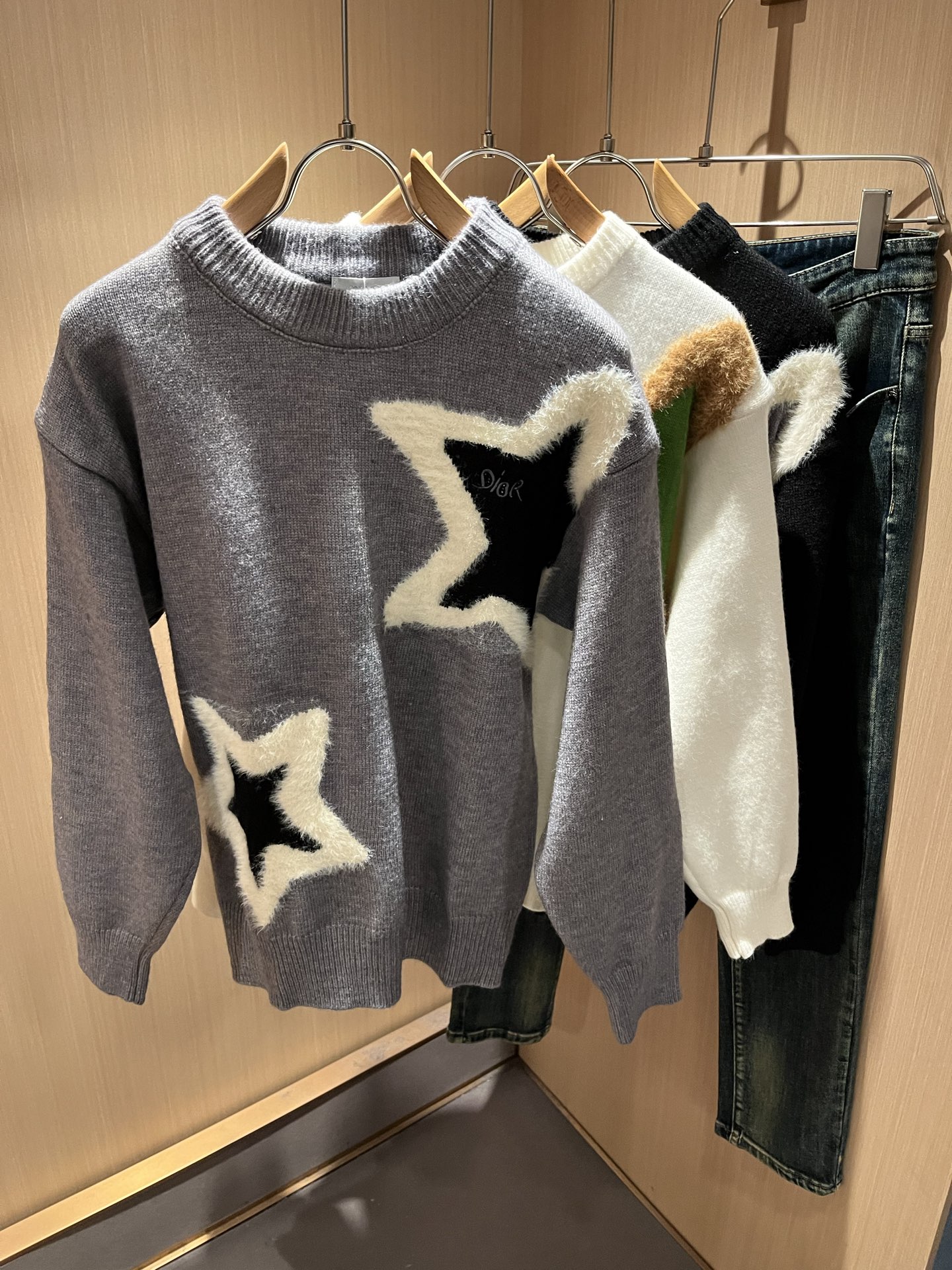 NO:652787,Dio*Dijia's new fall and winter knitted sweaters for men and women are on sale simultaneously at counters!  Customized exclusive wool fabric, easy to match, extremely high-grade, perfectly integrated into fashion and style, a top-notch fashionable style that is perfect for outer wear!  The whole thing gives people a natural feeling!  The ultimate classic uses the latest three-dimensional hem letter logo element embroidery design!  The ultimate heavy work, the ultimate perfection!  Fans who pursue high quality should rush to buy it by themselves, and we sincerely invite all fans who know the goods to appreciate this model together!  !  Size M-4XL,,dior,dior,alexander wang19860909Dio*迪家 秋冬新款男女同款针织羊毛衫,专柜同步发售！定制专属羊毛面料,从容百搭,档次极高,完美融入时尚还有风情感一款完美符合外穿的顶尖时髦气质款！整体给人浑然天成的感觉！极致经典采用最新立体下摆字母logo元素刺绣设计！极致的重工极致的完美！追求高品质的粉丝们请自行抢购,诚邀所有识货的粉丝一同鉴赏此款！！尺码M-4XL,,dior,dior,alexander wang,Men's clothing