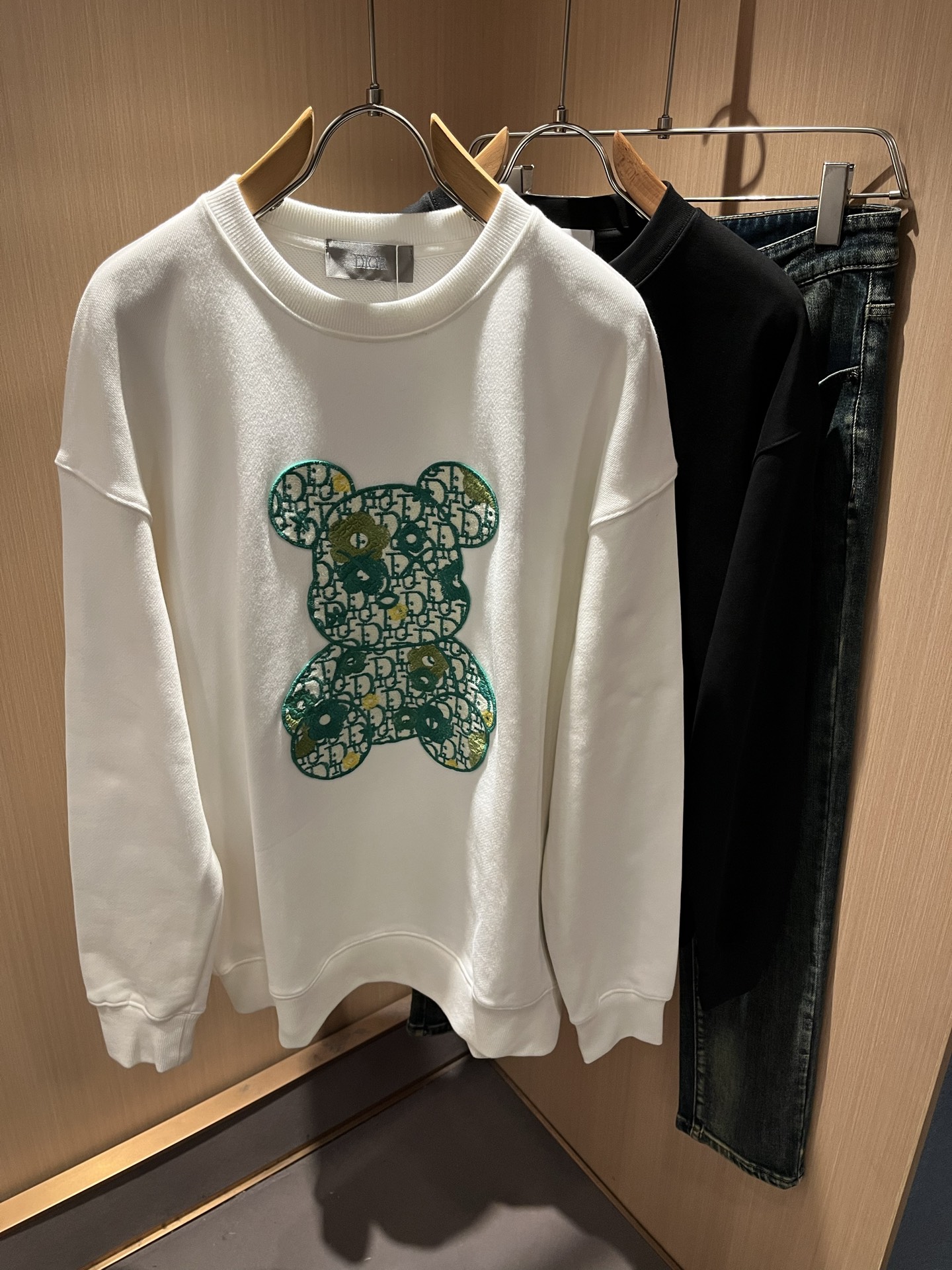 NO:652779,Dio*Dijia's new autumn and winter long-sleeved sweatshirts for men and women are on sale simultaneously at counters!  Customized exclusive pure cotton fabric sweatshirt, customized original craft thread, and embroidered design with letter logo pattern!  Simple and elegant, easy to match and versatile, extremely high-grade, perfectly integrated into fashion and style, it is a top-notch fashionable style that is perfect for outer wear!  The whole thing gives people a natural feeling!  The ultimate classic and versatile sweatshirt, the ultimate heavy work and the ultimate perfection!  Fans who pursue high quality should rush to buy it by themselves, and we sincerely invite all fans who know the goods to appreciate this model together!  !  Size M-3XL,,dior,dior,hoodie,sweatshirts,alexander wang19860909Dio*迪家 秋冬新款男女同款长袖卫衣,专柜同步发售！定制专属纯棉面料卫衣,定制原版工艺螺纹,采用字母logo图案刺绣设计！简约大方,从容百搭,档次极高,完美融入时尚还有风情感一款完美符合外穿的顶尖时髦气质款！整体给人浑然天成的感觉！极致经典的百搭型卫衣,极致的重工极致的完美！追求高品质的粉丝们请自行抢购,诚邀所有识货的粉丝一同鉴赏此款！！尺码M-3XL,,dior,dior,hoodie,sweatshirts,alexander wang,Men's clothing