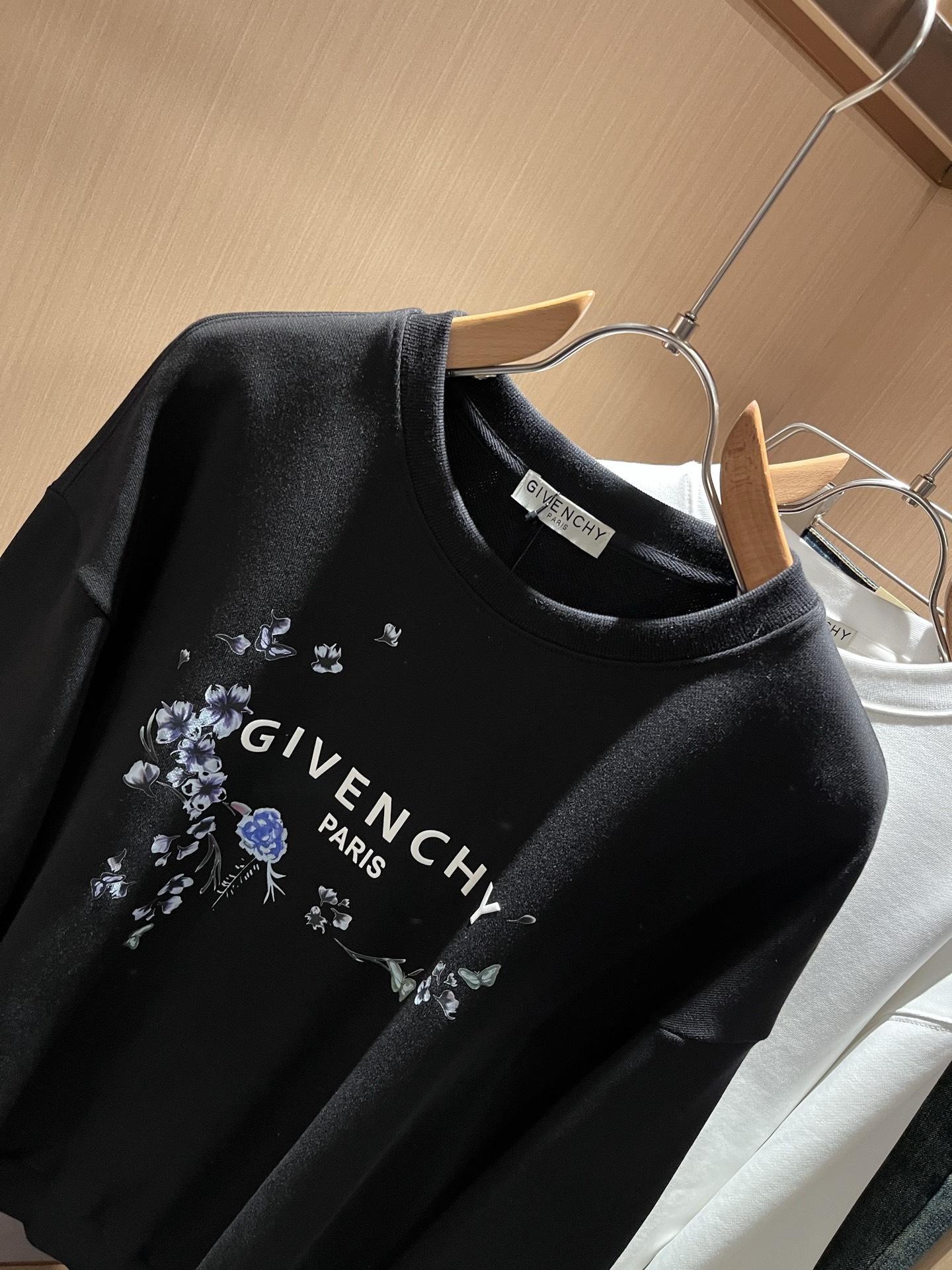 Giv*chy/纪*希2025秋冬新款男女同款👫卫衣，主创时尚注入了全新时尚能量。通过探索各种题材和性感