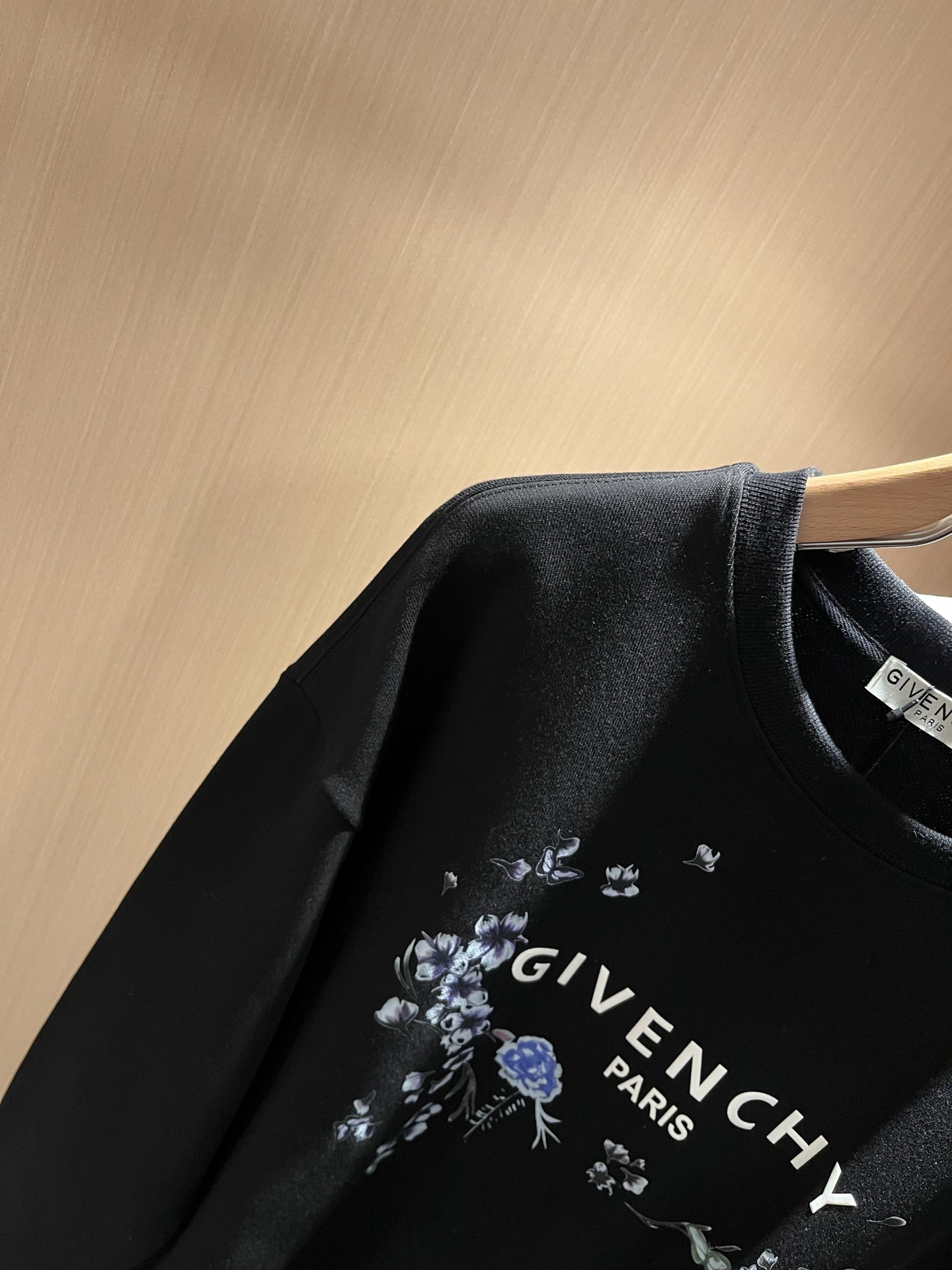 Giv*chy/纪*希2025秋冬新款男女同款👫卫衣，主创时尚注入了全新时尚能量。通过探索各种题材和性感