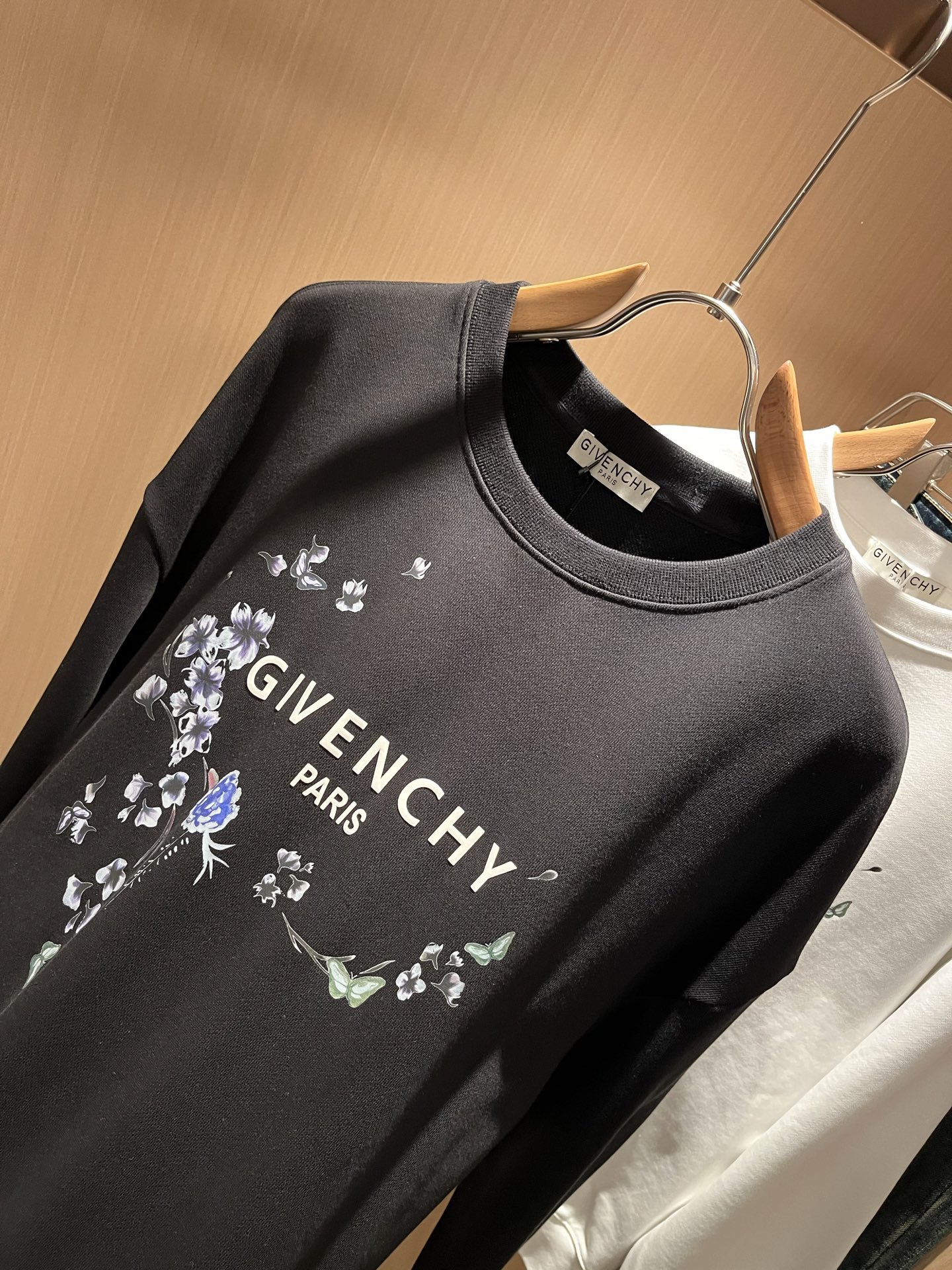 Giv*chy/纪*希2025秋冬新款男女同款👫卫衣，主创时尚注入了全新时尚能量。通过探索各种题材和性感