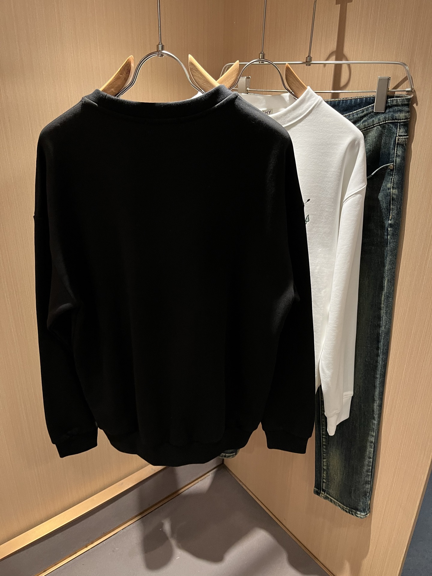 Giv*chy/纪*希2025秋冬新款男女同款👫卫衣，主创时尚注入了全新时尚能量。通过探索各种题材和性感